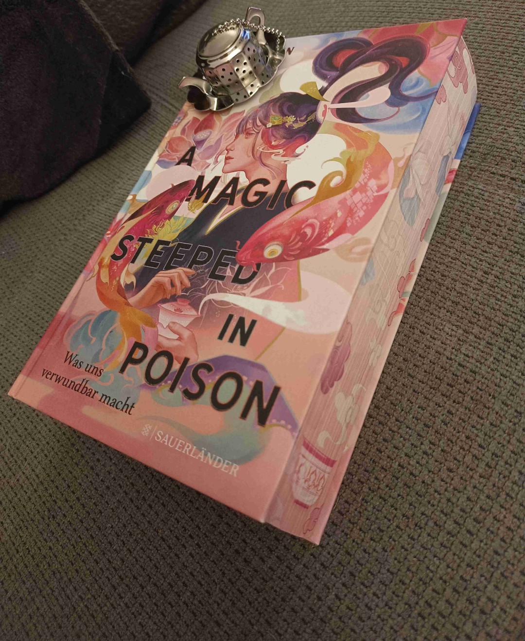 Dieses Buch hat alles was man liebt. Tee, Magie, interessante Charaktere und jede Menge  Plottwists.
Freue mich schon sehr auf die Fortsetzung 😍