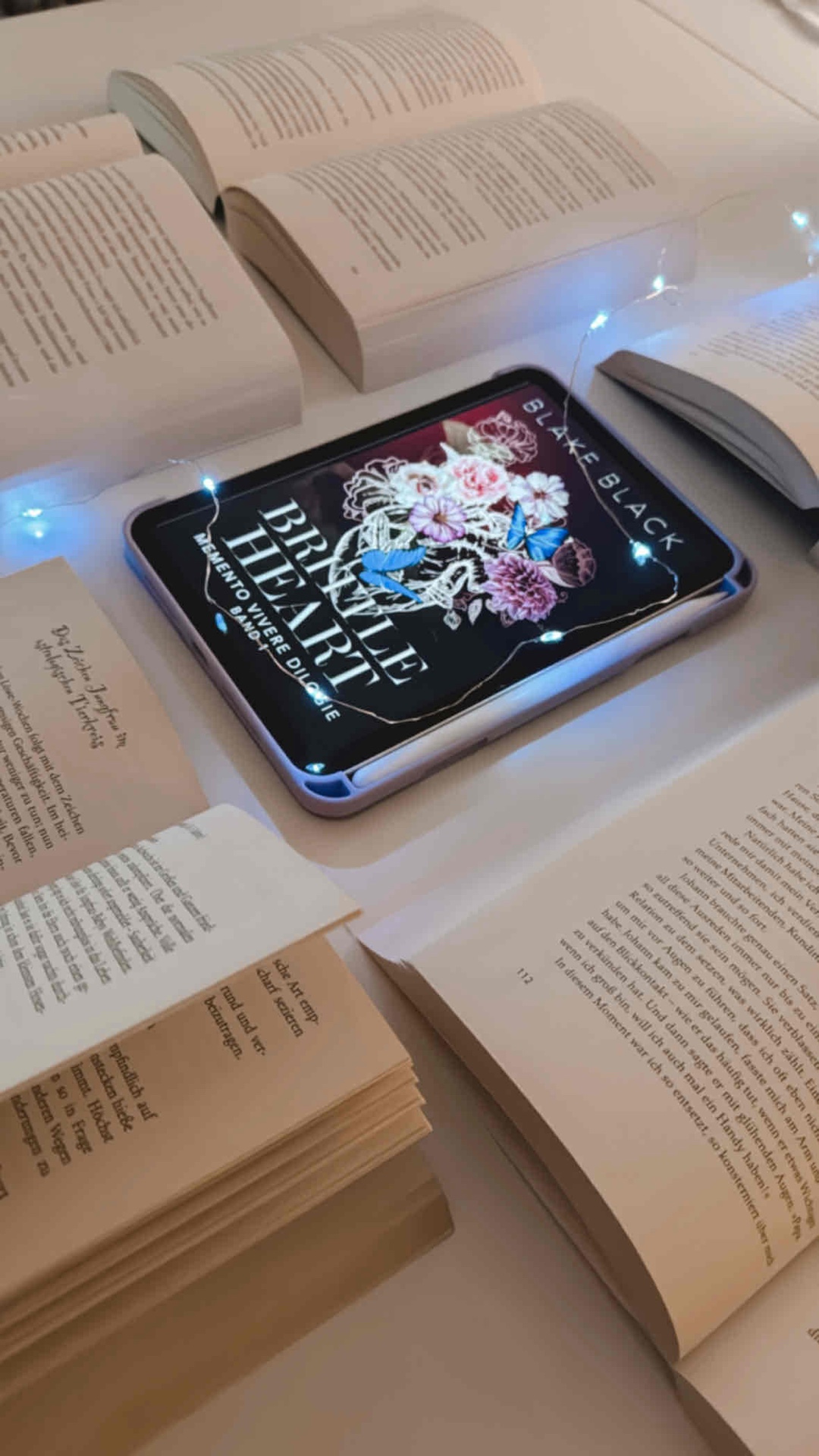 Das ist ein Buch und eine Rezension für all jene, die mehr überlebt als gelebt haben. Für alle, die mit ihrem Körper hadern und sich nicht liebenswert fühlen. Für die, die gemobbt wurden und dennoch gelernt haben, ihre Gefühle hinter einer Maske zu verstecken.