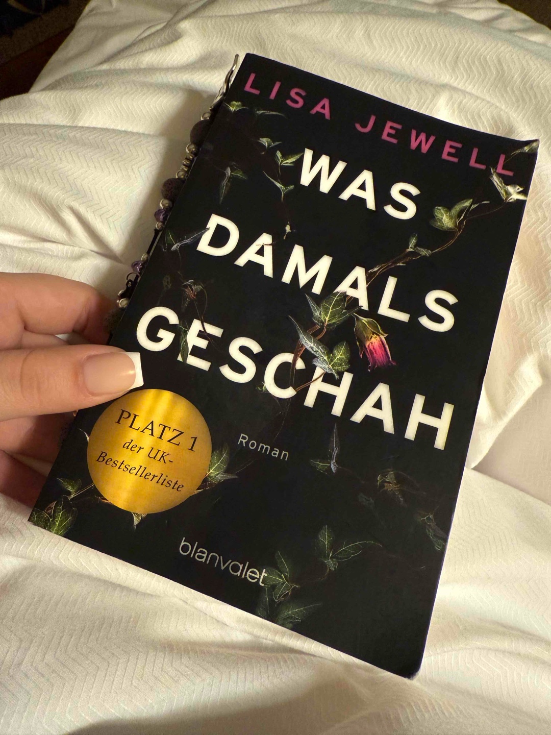 Mal was anderes 🙈 Ich fand die Story an sich nicht schlecht, jedoch war es manchmal sehr verwirrend, da es um so viele Personen geht. An sich aber kein schlechtes Buch, man fiebert bis zum Schluss mit 🧑‍🧑‍🧒‍🧒