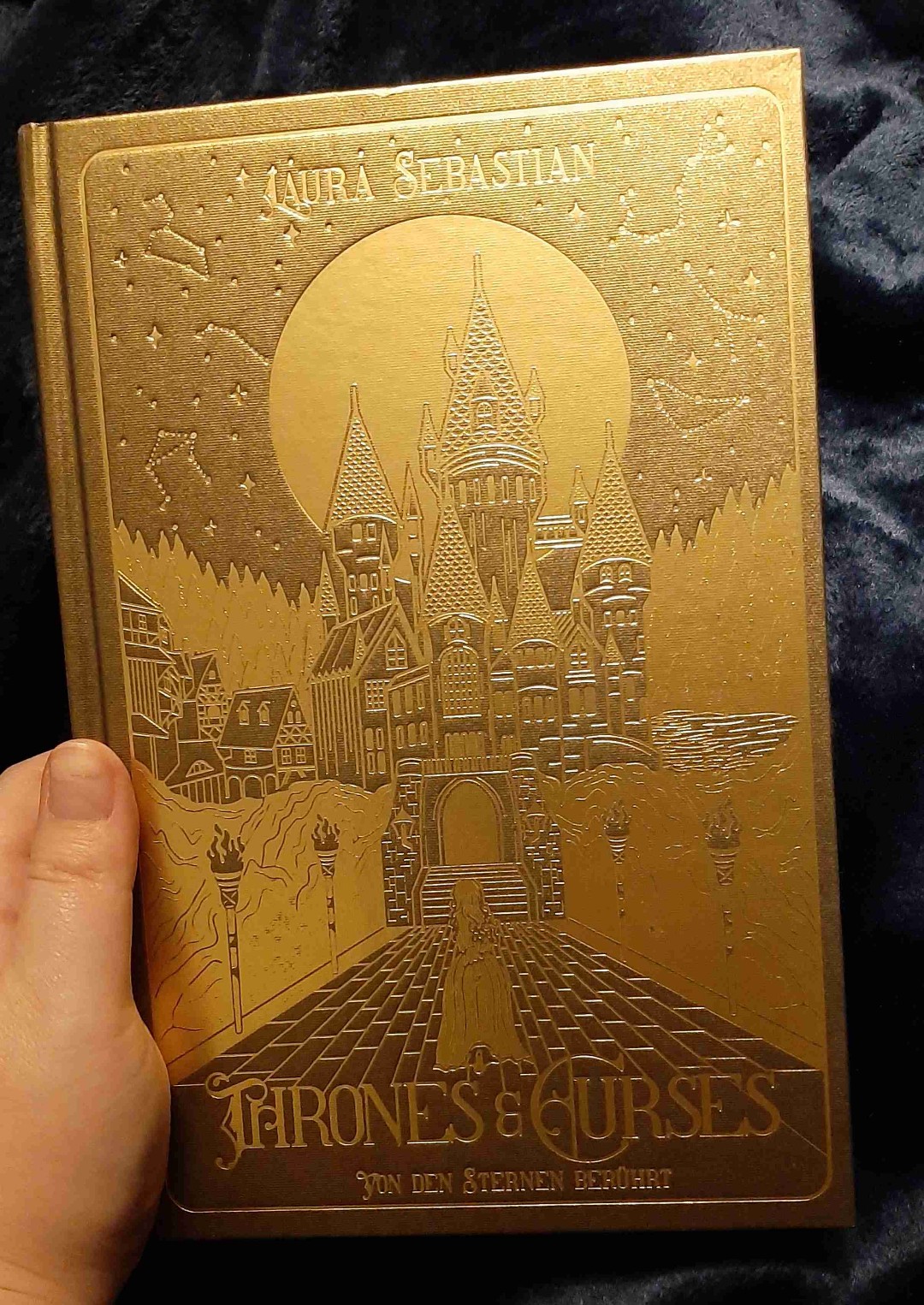 So ein starker Einstieg in die Geschichte. 😱❤
Bin sehr gespannt auf das was da noch kommt...
