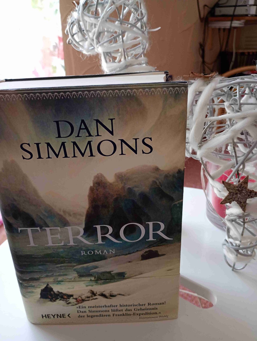 Tolles Buch, tolle Reise.🫶
Dan Simmons schafft es wie kaum ein anderer, den Leser in fremde Welten zu entführen und ihn dort an bizarren, unheimlichen, erhabenen und surrealistischen Momenten teilhaben zu lassen.
Dieses mal nimmt er den Leser auf eine Reise in den nördlichen Polarkreis mit, wohin 1845 die Franklin Expedition mit zwei Schiffen aufbrach um einen Weg durch die Nordwest Passage zu finden. Nach einem Jahr der Suche froren beide Schiffe im kanadisch-arktischen Archipel im Packeis fest. Mit exzellenter Recherche Arbeit schildert Simmons die Situation an Bord der Schiffe, abwechselnd aus der Sicht der beiden Kapitäne, eines Offiziers, eines Schiffsarztes und anderen Teilen der Mannschaft. Die Atmosphäre in dieser unendlichen Eiswüste mit Temperaturen bis unter -50° C und wenig Tageslicht ist so unheimlich, wie das Monster aus dem Eis, das Simmons erfand, um es ab und zu aus dem Schneetreiben auftauchen und seine Beute holen zu lassen. Unten geht's weiter😁🙈👇.