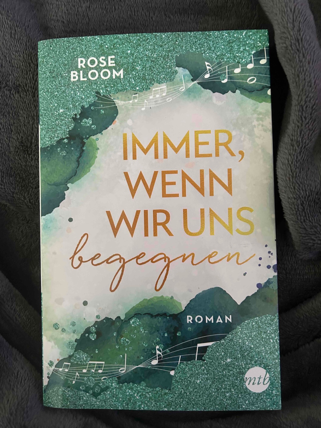 Quinns großer Traum, Konzertpianistin zu werden, ist geplatzt. Doch was als der schlimmste Tag ihres Lebens beginnt, wird zu der schönsten Nacht. Quinn trifft einen Mann, zu dem sie eine besondere Verbindung spürt. Gemeinsam streifen sie bis zum Morgengrauen durch San Francisco, ohne ihre Namen oder Nummern auszutauschen. Wenn sie füreinander bestimmt sind, wird das Schicksal sie wieder zusammenführen – davon ist Quinn überzeugt. Sechs Jahre später sind Quinn nur Erinnerungen und ein Armband geblieben, das er ihr geschenkt hat. Als eine Hotelkette ihre Pension übernehmen will, sucht Quinn empört den CEO auf. Plötzlich steht sie vor dem Mann, den sie seit Ewigkeiten in ihrem Herzen trägt.