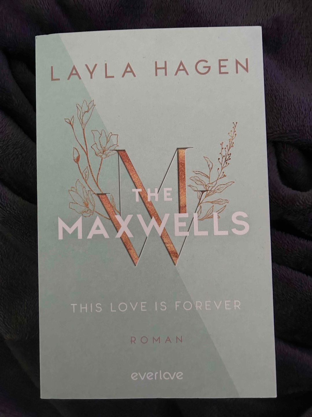 Um ihre Eltern finanziell zu unterstützen, beschließt Grundschullehrerin Lexi, in den Sommerferien als Kindermädchen zu arbeiten. Der reiche Unternehmer und alleinerziehende Vater Tate Maxwell stellt sie ein, es funkt sofort zwischen den beiden.