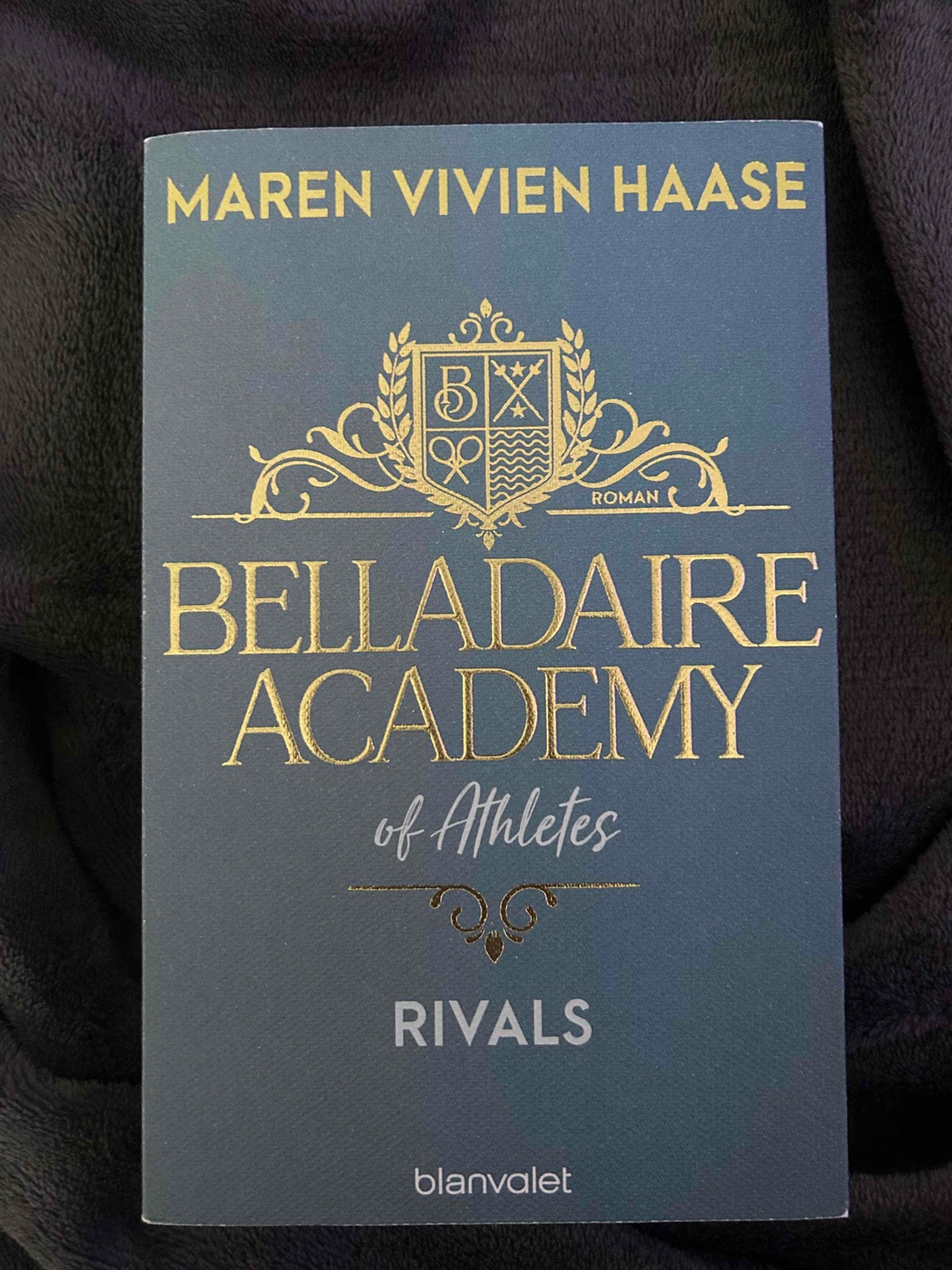 Als Lova Sandberg erfährt, dass auch Luis Fernández an der Belladaire Academy zugelassen wurde, hätte sie am liebsten wieder ihre Koffer gepackt und Südfrankreich den Rücken gekehrt. Denn sie und Luis verband einst nicht nur ihre Leidenschaft für Tennis – bis ihre Beziehung ein schlimmes Ende fand. Lova hat sich seither geschworen, Liebe und Sport nie wieder miteinander zu vermischen. Als ihr ein Platz im Elite-Kader der Academy in Aussicht gestellt wird, ist sie überglücklich. Einziger Haken: Auch Luis steht in der engeren Auswahl und will ihr den Platz auf keinen Fall kampflos überlassen. Möge der Bessere gewinnen, so heißt es doch? Aber was, wenn sich alte Gefühle in den Wettbewerb einmischen?