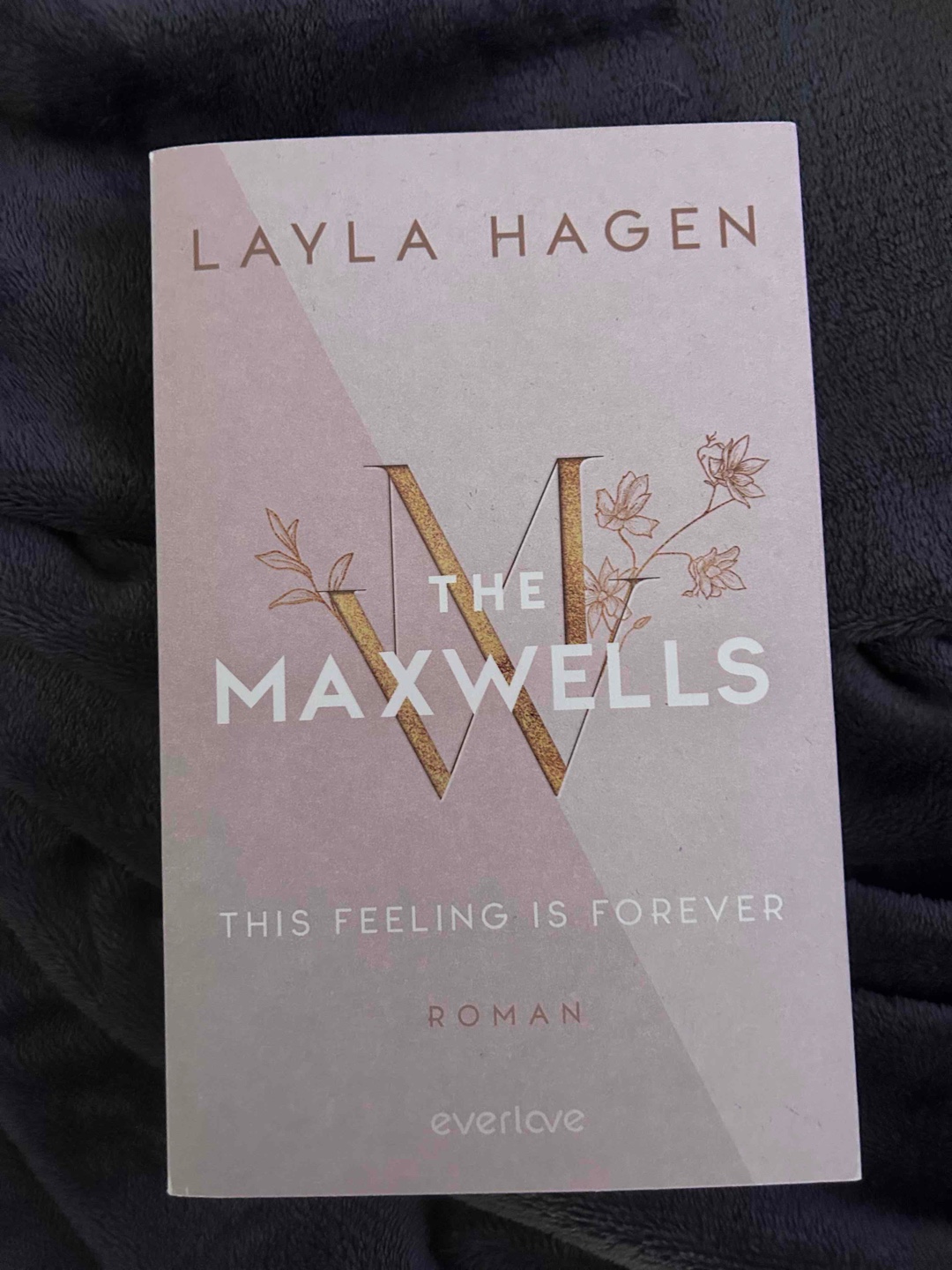 Am Abend vor ihrem ersten Arbeitstag als Praktikantin lässt sich Megan auf einen One-Night-Stand mit dem charismatischen Luke ein – um am nächsten Tag festzustellen, dass es sich dabei um ihren Boss handelt: Luke Maxwell. Sie sind sich einig, dass sie auf rein kollegialer Ebene arbeiten und die Finger voneinander lassen können, aber das erweist sich als leichter gesagt als getan. Besonders, weil sie sich nicht nur körperlich zueinander hingezogen fühlen, sobald sie sich besser kennenlernen ...