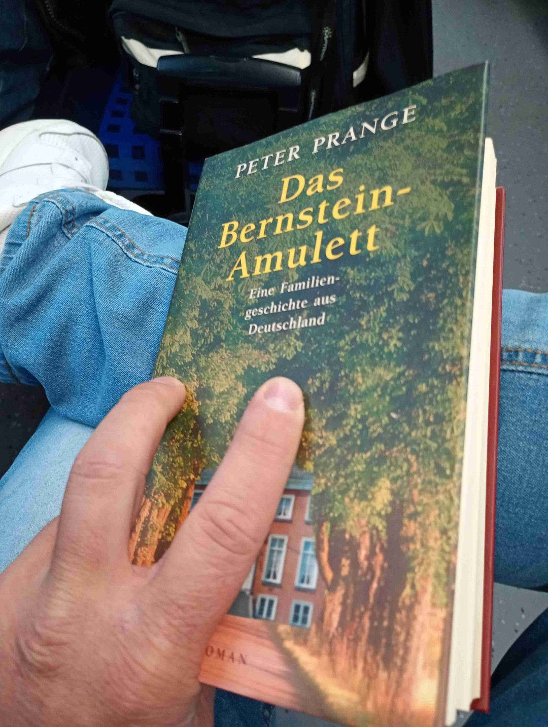 Totale Eisenbahnromantik, bin immer erstaunt wie tief ich in so einem Buch versinken kann und wie schnell ich es durchlese. So eine Geschichte kann wirklich nur in Deutschland geschrieben werden, werde mir demnächst den
zweiteiler im TV anschauen. Es ist wirklich ein charmant gut geschriebenes Buch.😉🫶✌️