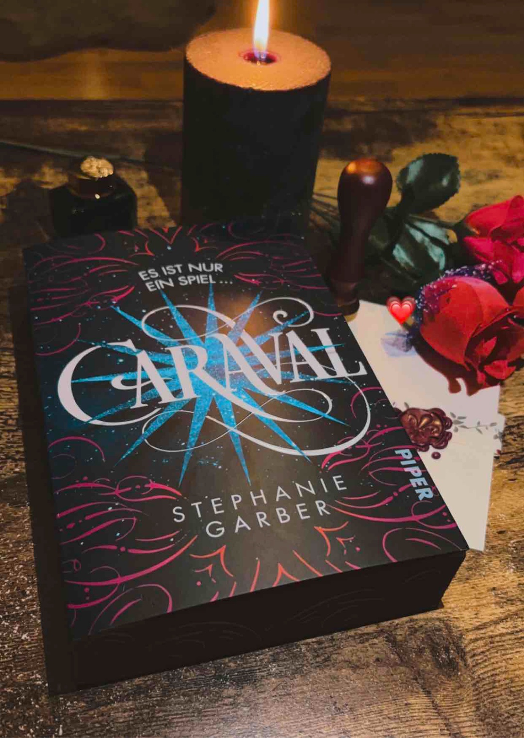 Willkommen, willkommen in Caraval 🎪🎭
„Sie sagen, sie wollen nicht, dass wir uns zu weit davontragen lassen, aber genau darum geht es in diesem Spiel.“ ❤️
Wunderschön, blumig und märchenhaft ist die Welt in Caraval gestaltet. Ein absolut grandioser Auftakt der Autorin. Wir begleiten hier Scarlett, die in das Spiel hineingeworfen wird und bald nicht mehr weiß was real und was es nicht ist, wir als Leser sind auch ständig verwirrt. Erinnert ein bisschen an Alice im Wunderland. Bin sehr gespannt auf alles weitere aus der Feder von Stephanie Garber! 🖤