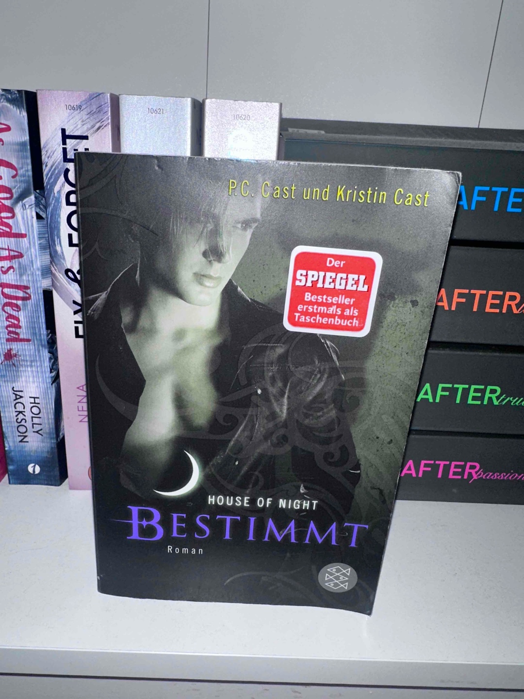 So wie die vorherigen Bücher mag ich auch dieses noch immer 🥰 das ende war spannend aber hat mich traurig wie auch glücklich gemacht. Dragon hat sich geopfert und konnte wieder mit seiner Gemahlin zusammen kommen.
Ich hoffe Neferet kann bald endlich besiegt werden.