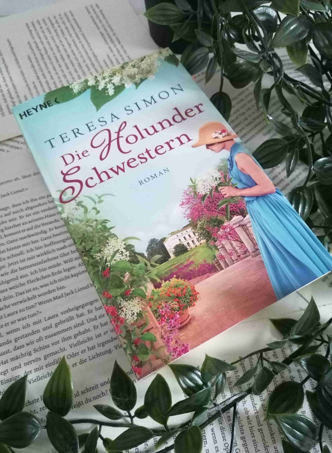 Ich habe schon einige Bücher von Teresa Simon gelesen und mir haben alle bisher sehr gut gefallen. Dieses Buch war für mich bisher leider der schwächste Teil. Ich habe auch noch einige offene Fragen die nicht beantwortet worden sind.
Dennoch kann ich es empfehlen, die Geschichte ließ sich locker und flüssig lesen, mit den Hauptcharakteren habe ich mitgefiebert.