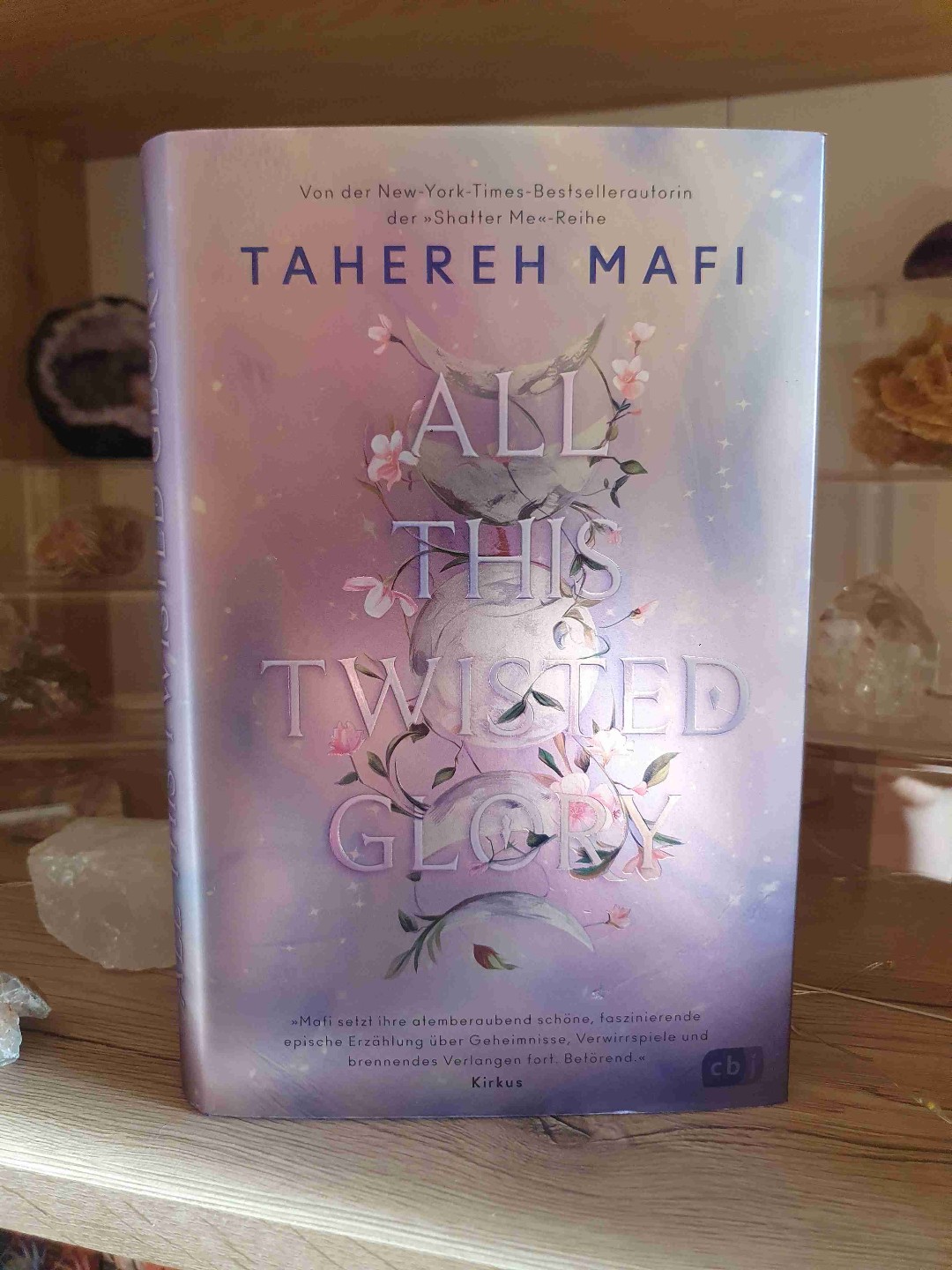 Mich persönlich hat das Buch mehr geärgert als alles andere. Alizeh ist unglaublich anstrengend und nervig, dieses Hin und Her mit Kamran und Cyrus. Für mich hatte diese Thematik bisschen was von Vampire Diaries. Und am Ende des Buches saß ich da und dachte mir "Und nu?" Es sind so viele Fragen offen geblieben, so viele Dinge, die ich persönlich absolut nicht verstanden habe. Keine Ahnung, ob noch ein vierter Teil kommt oder nicht, aber den werd ich mir diesmal nicht mehr kaufen. Ich hatte anfangs die Hoffnung, dass die Reihe noch spannend wird, aber es wurde von Buch zu Buch komischer.