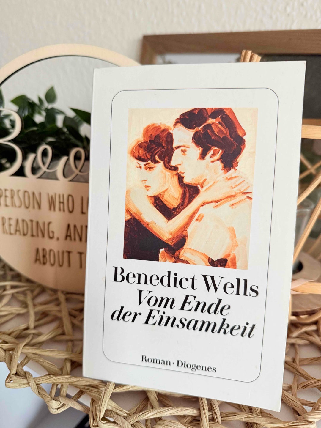 „Vom Ende der Einsamkeit“ ist ein Buch, wie ich es noch nie gelesen habe, anders, aber gerade deshalb so besonders. Benedict Wells erzählt die Geschichte von Jules und seinen Geschwistern, die eine glückliche Kindheit erleben, bis der plötzliche Tod ihrer Eltern alles verändert. Der Verlust reißt sie auseinander und jeder von ihnen geht seinen eigenen, oft schmerzhaften Weg, um mit dem Leben und der Trauer zurechtzukommen.
Es geht um so viele grundlegende Themen wie Verlust, Trauer, Verlorenheit, Liebe, das Erwachsenwerden, aber auch um Zusammenhalt und die Suche nach dem eigenen Platz in der Welt, trotz aller Widrigkeiten, die das Leben bereithält. Benedict Wells erzählt das alles mit einer besonderen Feinfühligkeit, die tief berührt.
Ein Buch, das anders ist, leise und kraftvoll zugleich. Es hinterlässt das Gefühl, etwas Außergewöhnliches gelesen zu haben.