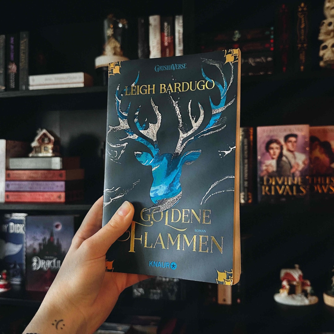 💛🖤  |  » „Warum kann ein Grisha nur einen Kräftemehrer besitzen? Ich will stattdessen folgende Frage beanworten: Was ist unendlich?
Das Universum und die Gier des Menschen“«