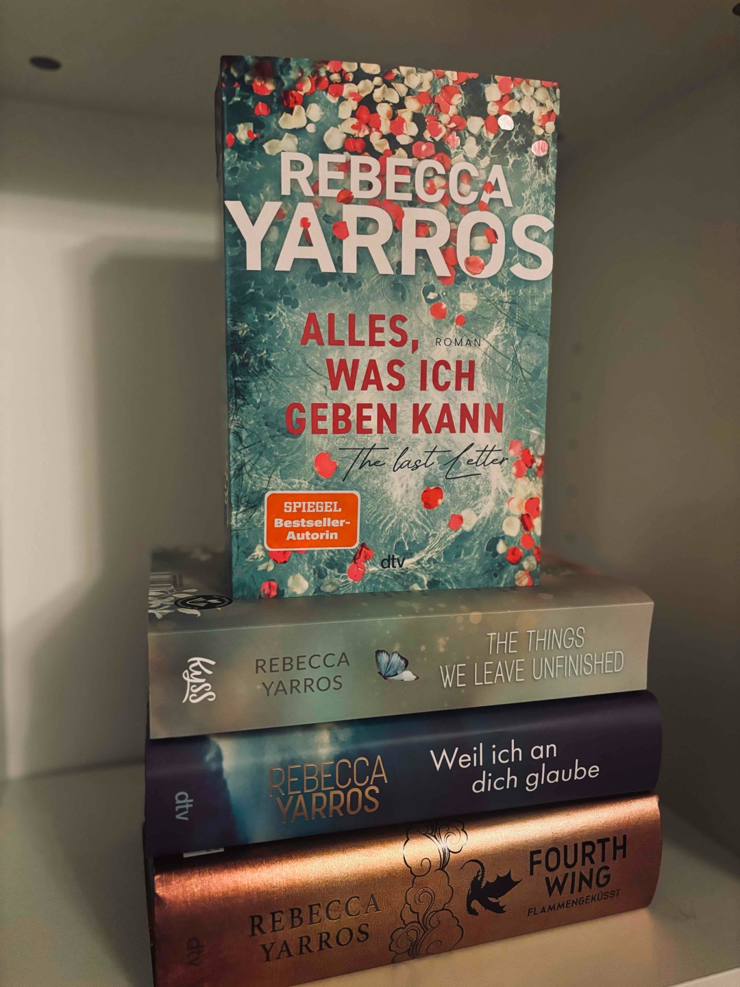 “Das Leben war kurz. Das hatte Colt mir gezeigt.
Das Leben war es wert, darum zu kämpfen. Das hatte Maisie mir gezeigt.
Briefe konnten das ganze Leben verändern. Das hatte Ryan mir gezeigt.
Liebe - die wahre Liebe - ist genug, um einen zu retten. Das zeigte Beckett mir jeden Tag. Und unsere Liebe war mehr als genug.
Genau wie ich.” 🫧