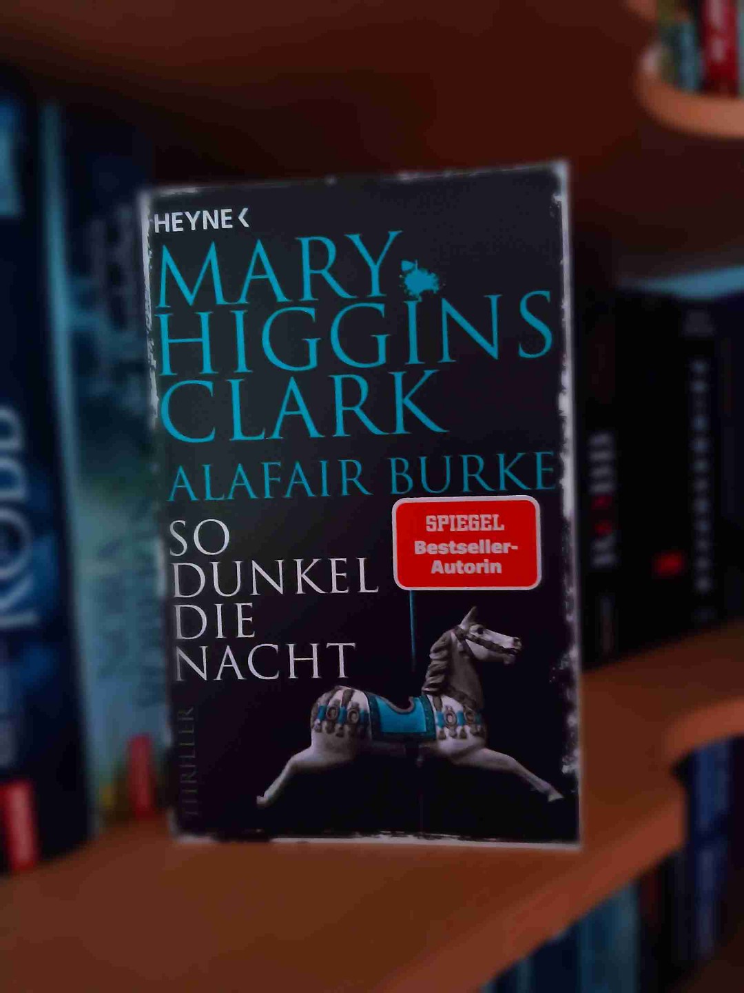 Wer findet dieses Buch spannend?
Ich finde es brutal langweilig, am Anfang habe ich gedacht das es irgendwann noch spannend werden kann aber die Hoffnung habe ich dann aufgegeben und es war einfach zum einschlafen.