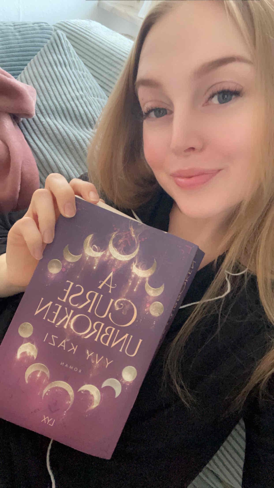 Super tolles Buch! Es ist von Anfang bis Ende komplett spannend und interessant, wollte es gar nicht weglegen. Gehört definitiv zu meinen Top-Favoriten dieses Jahr! Freue mich schon sehr darauf den zweiten Teil zu lesen 🔮🌙✨