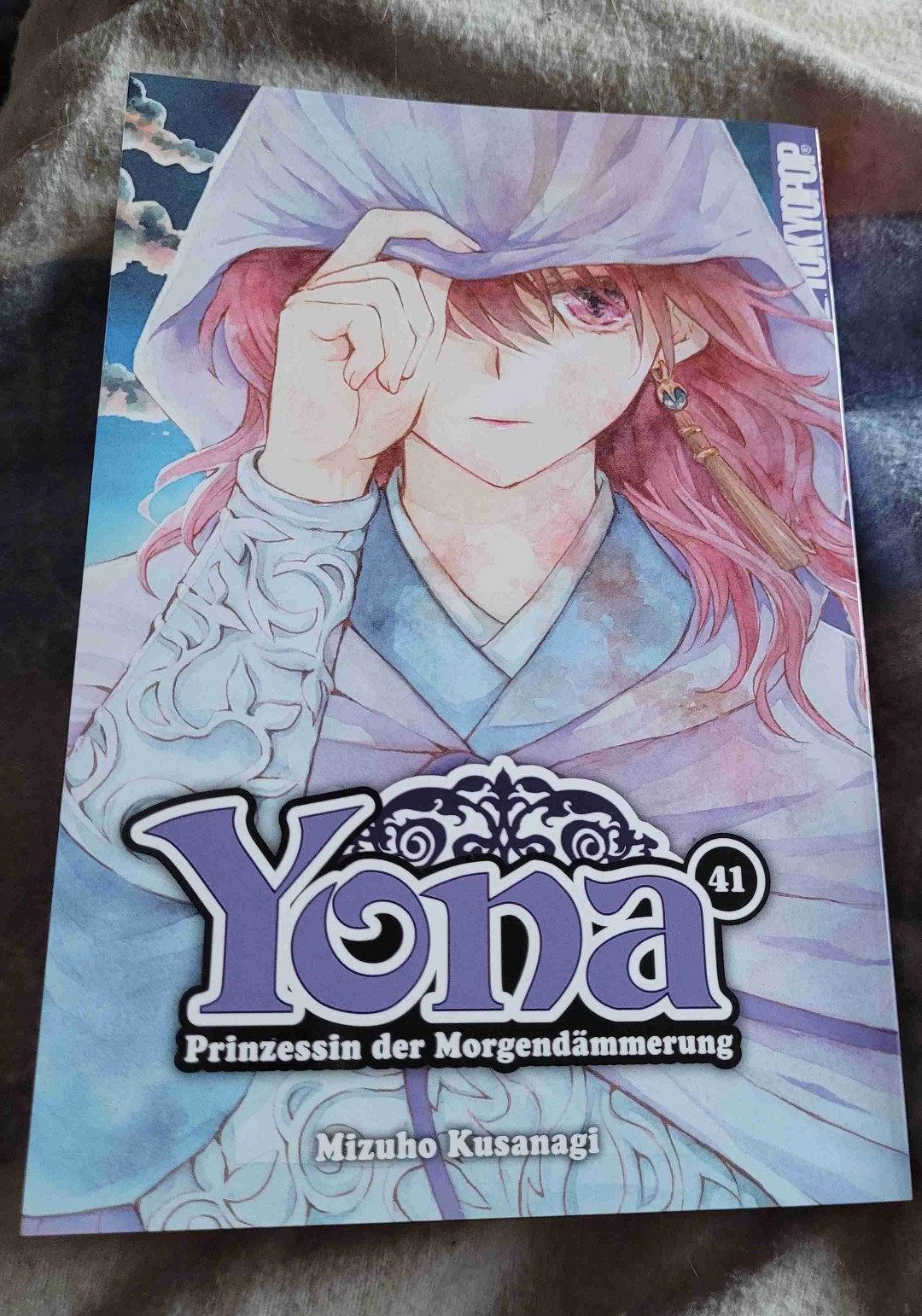 Ein sehr spannender Band. Es passiert viel und das Ende lässt auch einige Fragen offen.