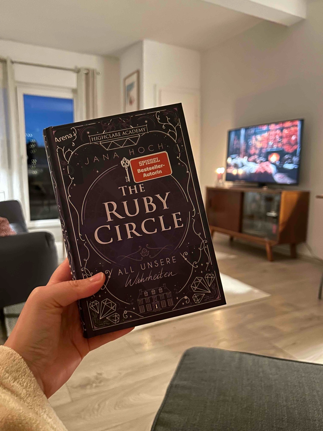 Wieder ein wirklich schönes Buch! Das Setting ist traumhaft, die Entwicklung der Charaktere toll. Es war nicht ganz so fesselnd und gut durchdacht wie die ersten beiden Teile, aber dennoch ein wirklich würdiges Ende für eine tolle Reihe!