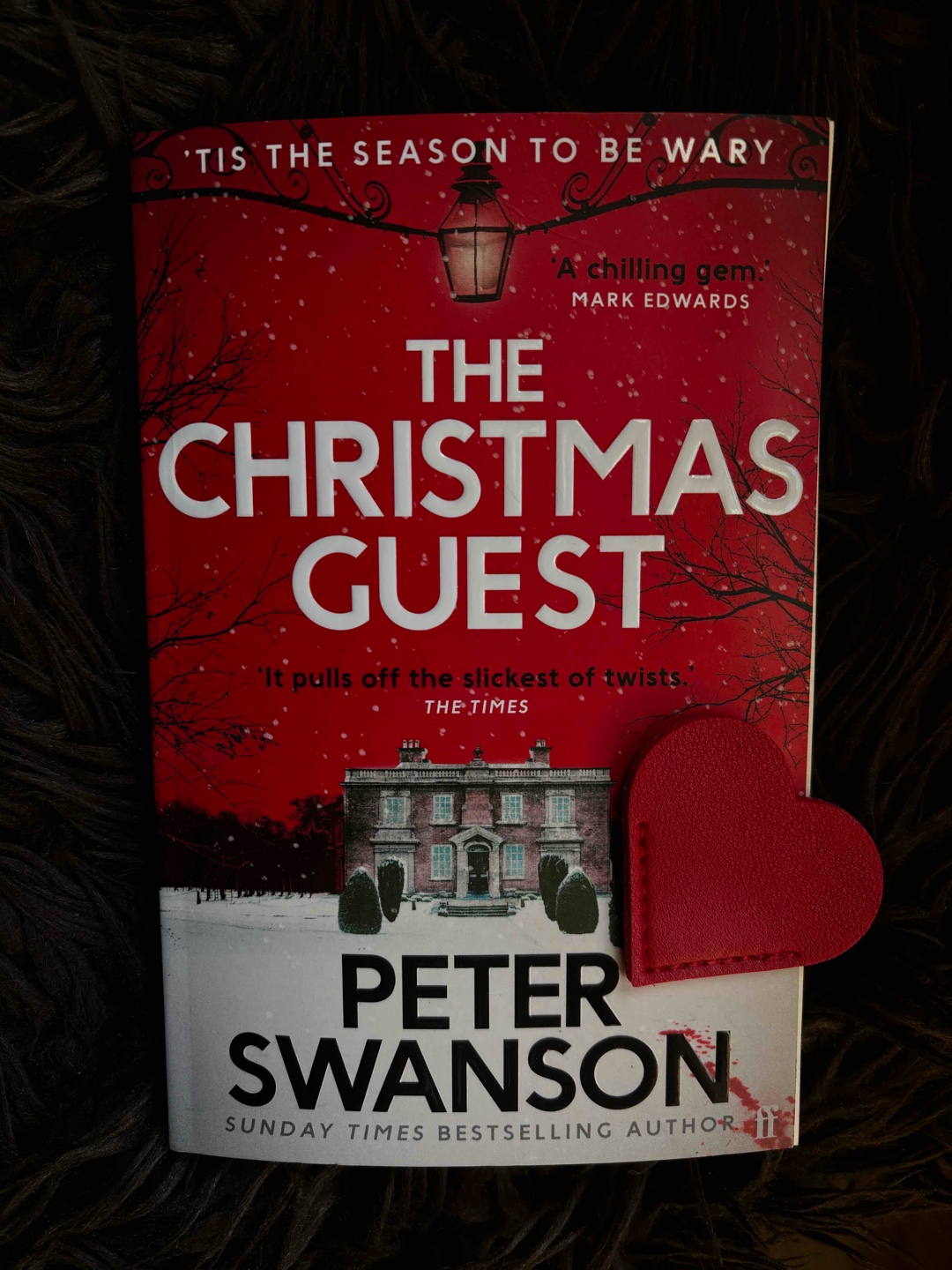 I really enjoyed reading this novella. Didn’t see the plot twist coming✨
Short enough to finish bevor Christmas Eve 😁😂