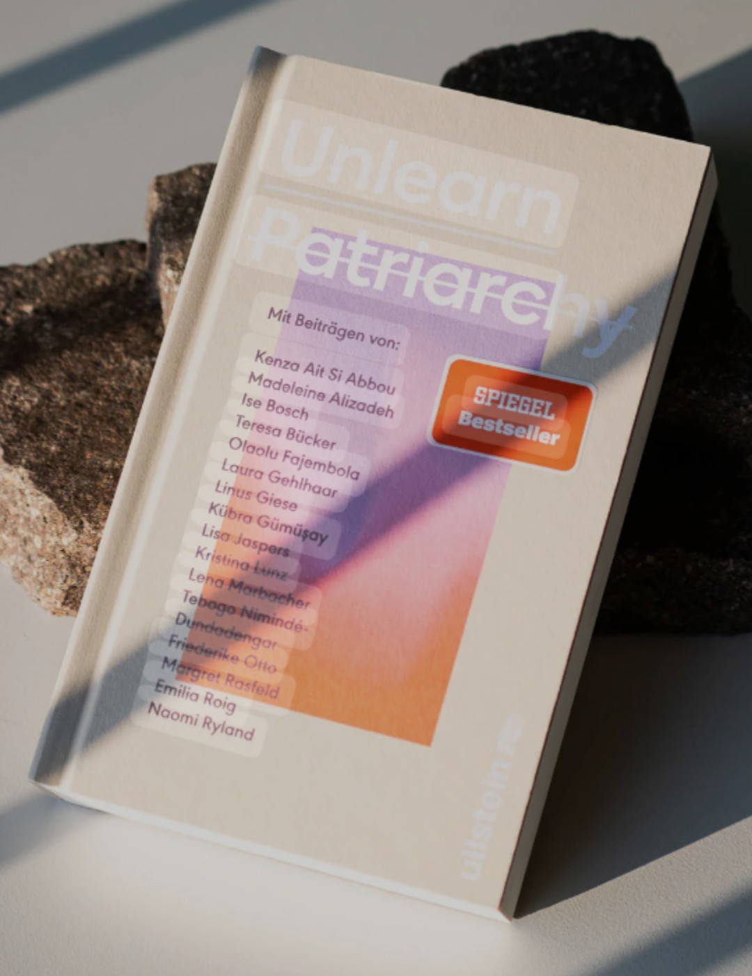Dieses Buch vermittelt einem anschaulich und klug geschrieben, welchen destruktiven gesellschaftlichen Strukturen wir ALLE (nicht nur Frauen) durch unser patriachiales System ausgesetzt sind und bietet Gedanken und Ideen, wie wir uns von diesen äußern und inneren Strukturen befreien können. Für mich eine wahre Erleuchtung! Ich kann es wirklich jeder Person empfehlen!