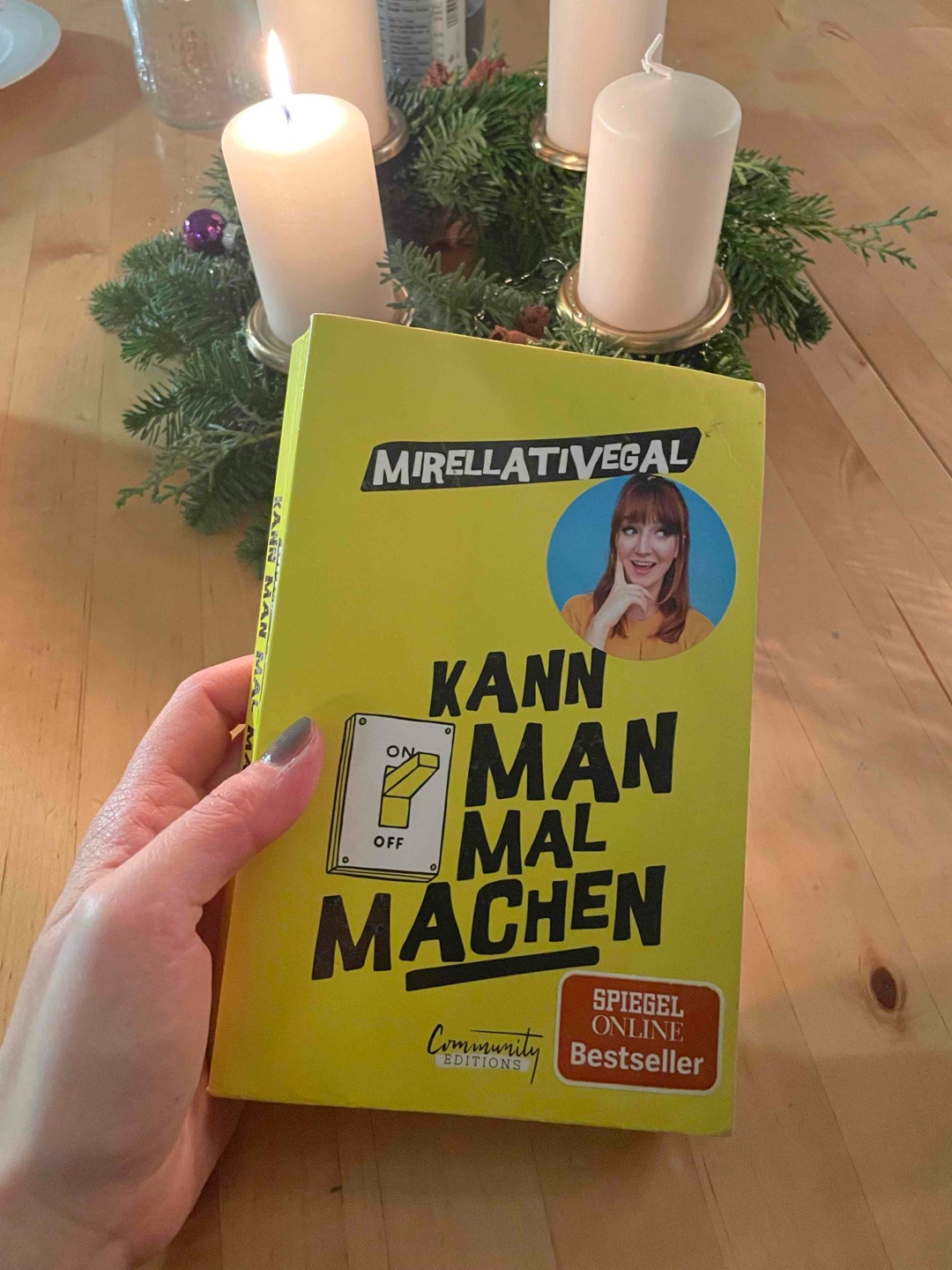 Ich habe das Buch auf Hawaii in einem Bücherschrank gefunden und musste einfach zuschlagen. 

Kein Selbsthilfe Buch, aber ein Buch voller wichtiger Themen! Mirella spricht über all die Themen, die einen vermutlich in den Mitt-Zwanzigern bewegen: Medienkonsum und die glitzernde Insta-Fake-Welt und was das mit uns macht, Feminismus und, dass Penisse nicht die Welt retten, die Wichtigkeit von guter Kommunikation, das finden der eigenen Werte, Freundschaft, (mentale) Gesundheit und body image, Liebe und Sex. Ihre lockere, humoristische Art findet sich auch in ihrem Schreibstil wieder, weshalb man mehr das Gefühl hätte man würde einen Podcast hören, anstatt ein Buch zu lesen. Das fand ich sehr angenehm und hat an der ein oder anderen Stelle für einen Schmunzler gesorgt. Ich habe das lesen genossen und wenn man sich für Mirellas Gedanken und Werte interessiert und diese bestenfalls teilt, ist das Buch sehr lesenswert. 