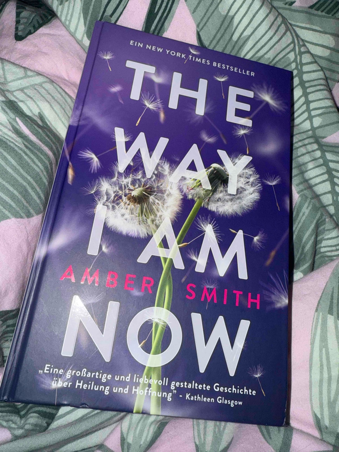 Toll. Eine wahnsinnig schöne Geschichte, die soo wichtige Themen behandelt, die zum nachdenken anregen. Ganz toll geschrieben, man kann das Buch nur lieben 💜