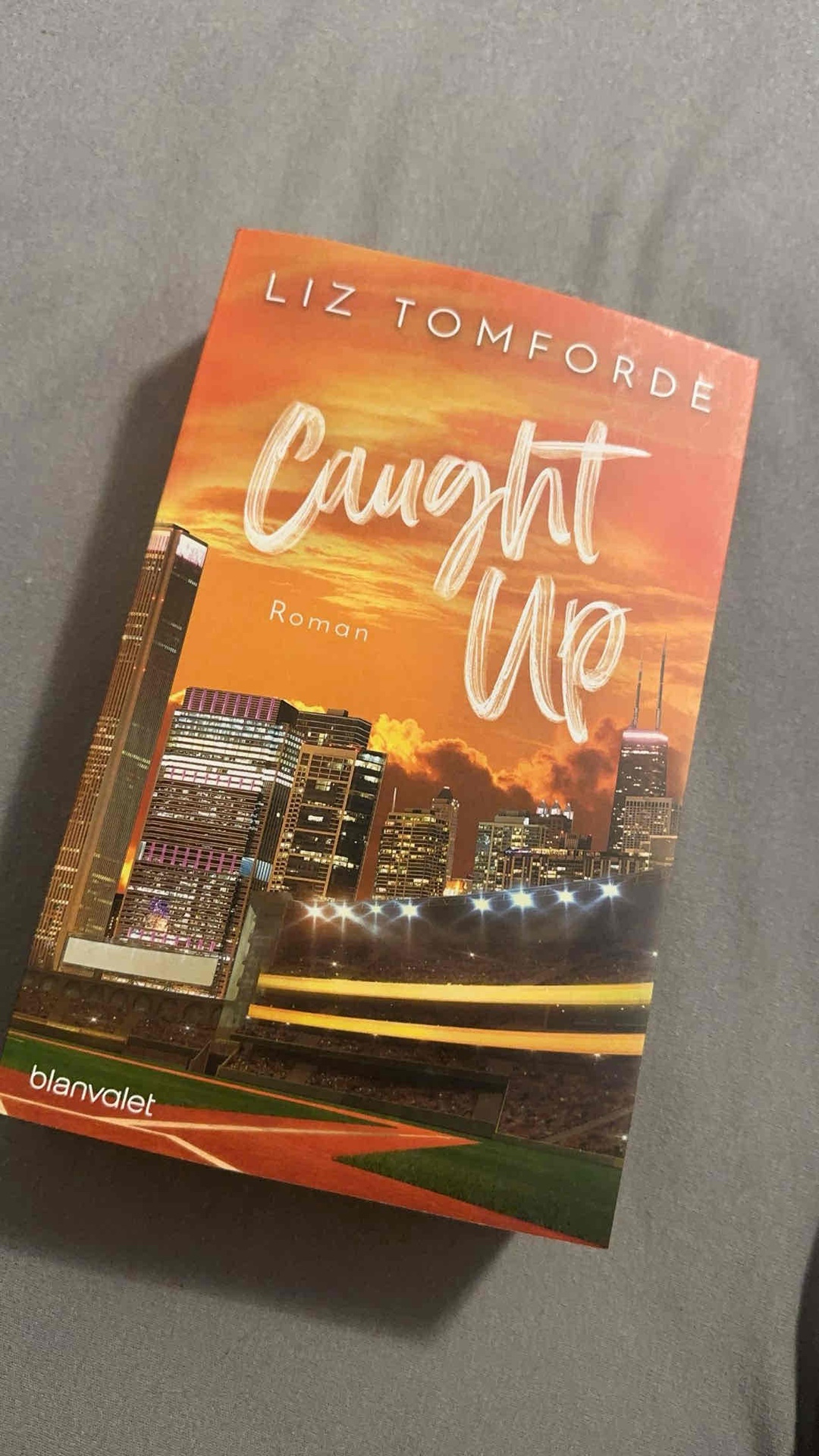 Liz Tomforde schreibt einfach nur gute Bücher. Dieses hier ist ein Paradebeispiel!! Ich liebe einfach alles an diesem Buch: das Layout, das Paar, Max, die Lovestory, die Geschichten von allen. Es ist einfach pure Perfektion!! Ich kann garnicht in Worte fassen wie sehr ich diese Reihe liebe mit all ihren Paaren✨🫶🏼
Ich lege jedem diese Reihe ans Herz 💞