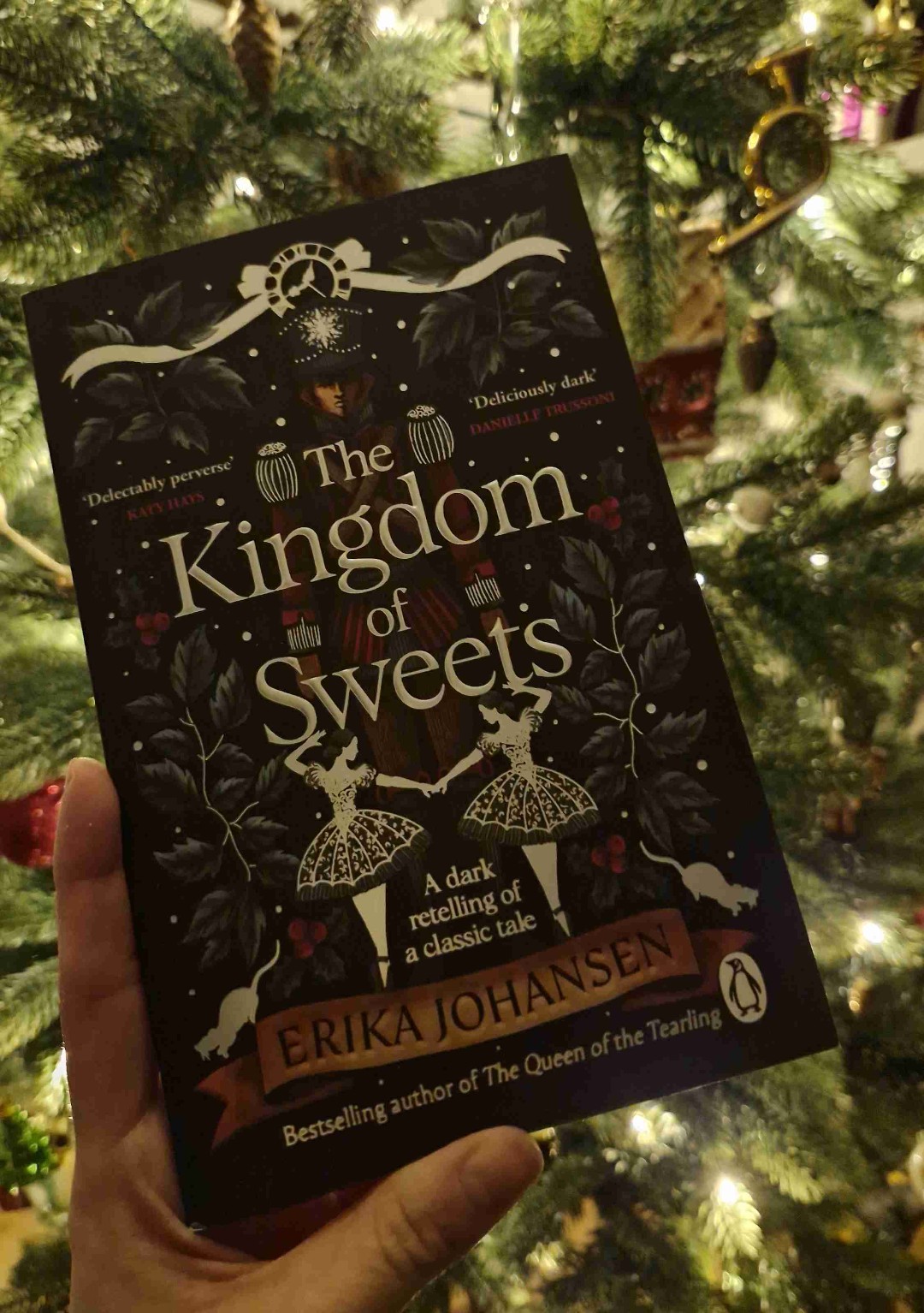Ganz anders als erwartet - aber ein gutes retelling einer altbekannten Geschichte. Perfekt für einen Abend auf dem Sofa vor dem Weihnachtsbaum ✨️