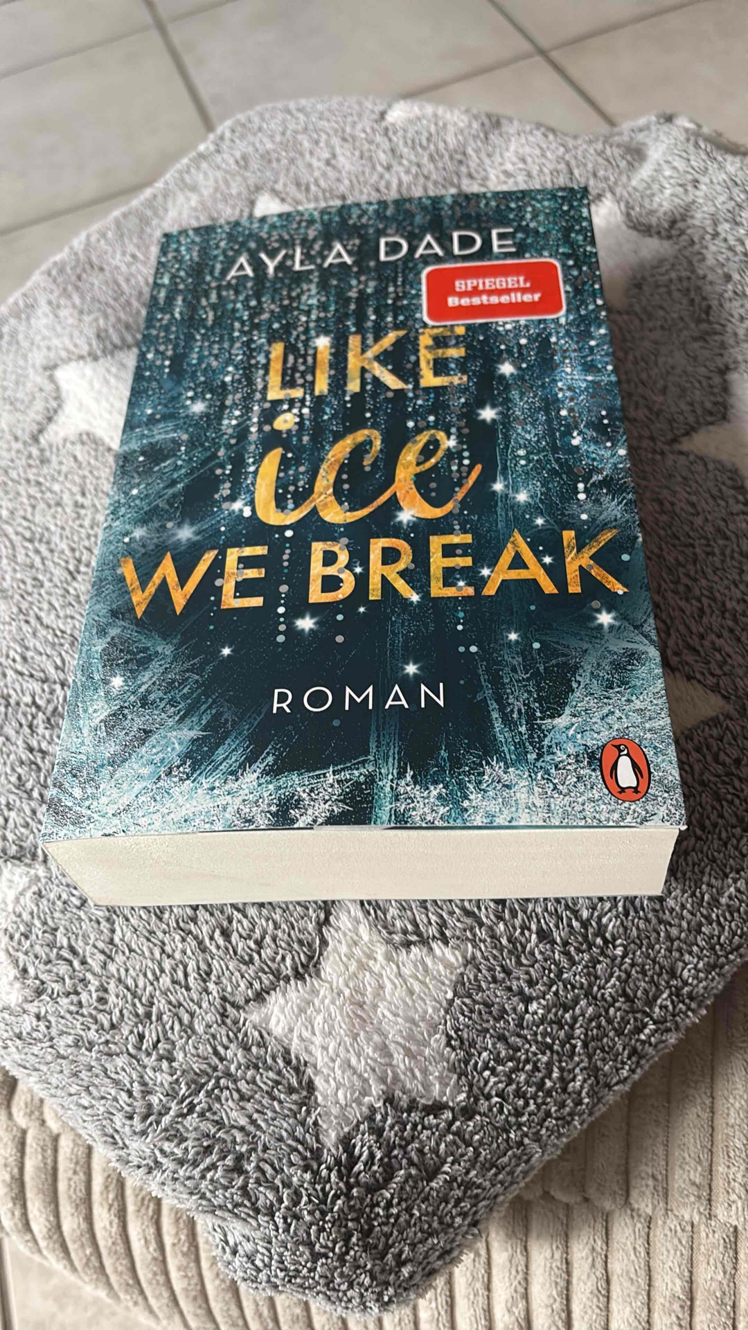 Ich liebe die Reihe. ❤️
Bis jetzt konnte ich von keinem Buch dieser Reihe sagen, das es mich enttäuscht hat.
Ich mag die Atmosphäre in Aspen.
Die Charaktere sind alle so toll und auch die gesamte Geschichte ist immer sehr schön geschrieben. Bei diesem Buch fand ich einige Stellen auch ziemlich lustig.
Teilweise wurde es dann auch mal traurig.
Aber allgemein hat auch das Buch wieder die 5⭐️ verdient.
Auch sehen die Bücher sehr schön aus.
Wer mit guten Büchern in den Winter einsteigen möchte, sollte unbedingt diese Reihe lesen.
Ich freue mich jetzt schon auf den nächsten Teil.🥰