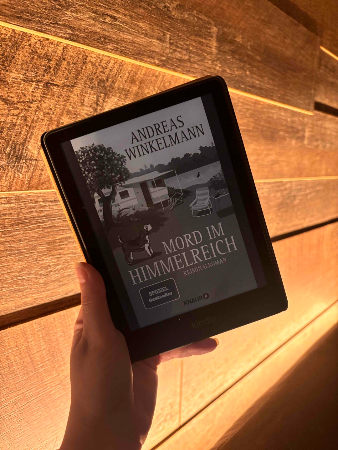 Ein Winkelmann mal ganz anders. Ein Cosy Camping Krimi mit humorvollen Protagonisten, einen idyllischen Setting und einer abwechslungsreiche Story. Kurz um, ein voller Erfolg! Große Empfehlung!