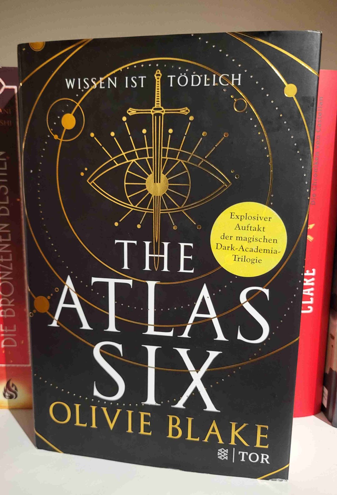 🧠🧠🧠🧠🧠🧠🧠🧠🧠🧠🧠🧠🧠🧠🧠🧠
Der Auftakt zu dieser Trilogie hat das gewisse Etwas, das kann ich nicht leugnen. Die Geschichte ist interessant und gut durchdacht. Die endlosen Dialoge jedoch, ebenso wie die unsympathischen Charaktere haben schnell die Luft rausgelassen. Obwohl das Ende dann richtig gut wurde, reicht es nicht, dass ich die Reihe weiterverfolgen werde.
🧠🧠🧠🧠🧠🧠🧠🧠🧠🧠🧠🧠🧠🧠🧠🧠