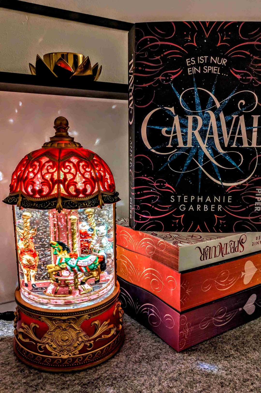 "Was auch immer ihr über Caraval gehört habt, es kommt der Wirklichkeit nicht einmal nahe. Es ist mehr als nur ein Spiel oder eine Vorstellung. Es ist das, was der Magie in dieser Welt am nächsten kommt.“