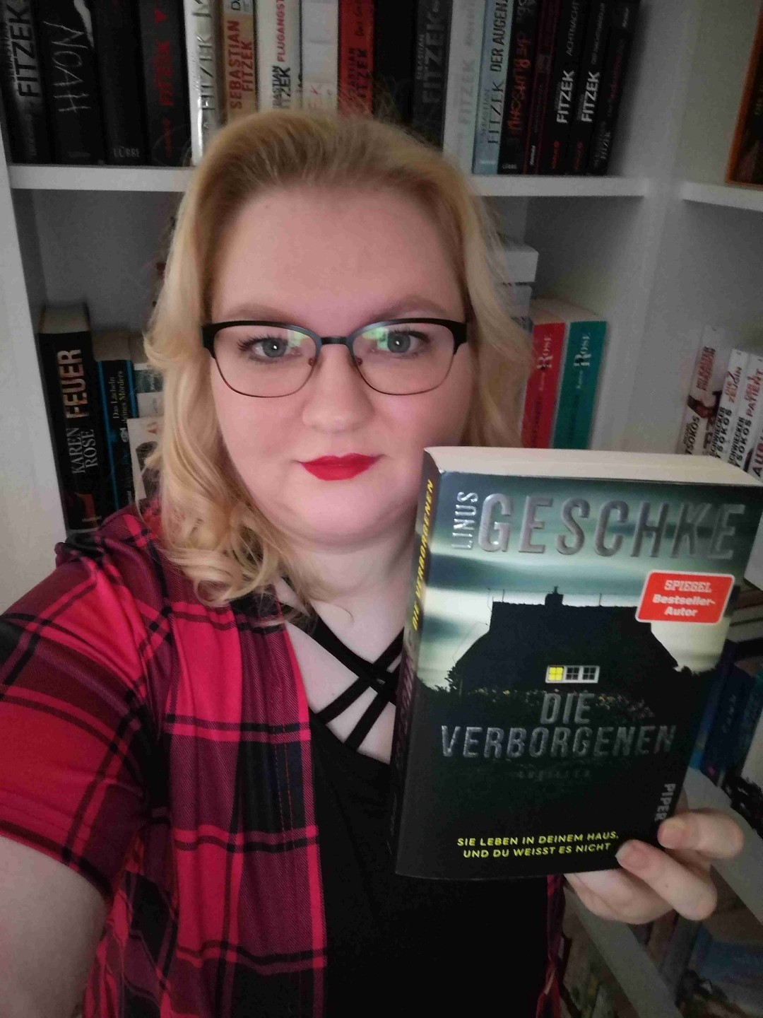 Ein ruhiger Thriller mit flüssigem Schreibstil. Die verschiedenen Sichtweisen, vor allem die aus Sicht des Täters, haben mir gut gefallen. Für mich war dieser Band aber schwächer als der den ich zuvor von ihm gelesen habe (das Loft) 