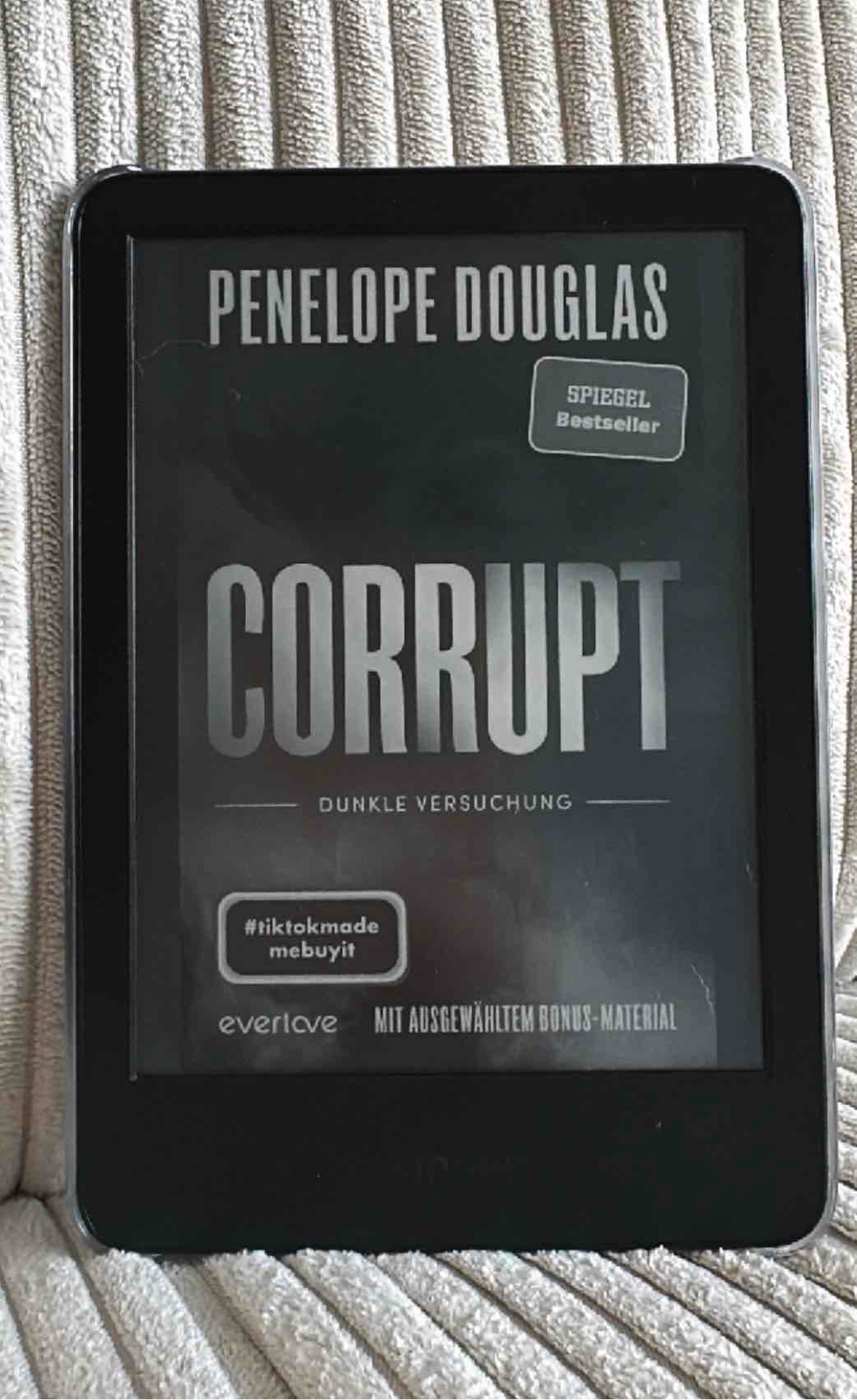 Verstehe den Hype um dieses Buch nicht. Musste mich durchkämpfen. Keine Ahnung ob ich noch die zwei anderen Bücher aus dieser Reihe lesen werde 🤷♀️