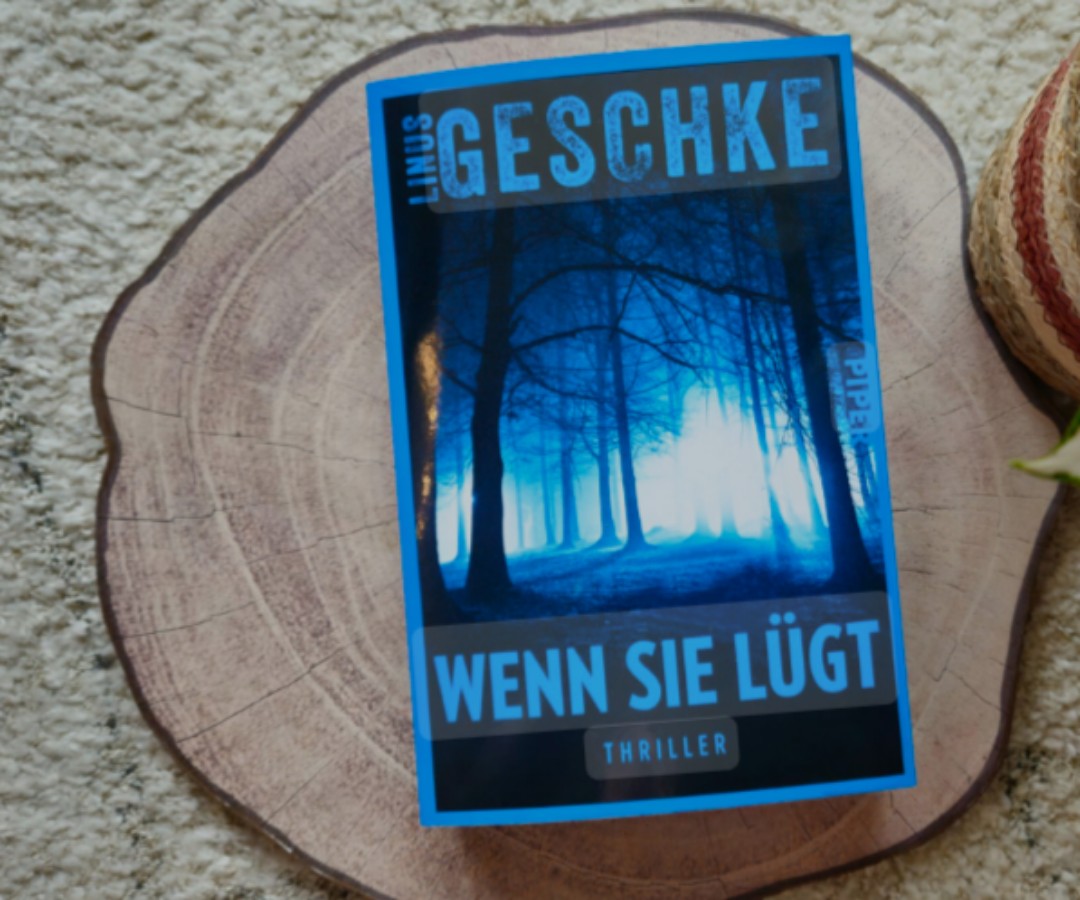 Dieser Thriller fesselt den Leser gleich zu Beginn, wenn Goran in seine alte Heimat zurückkehrt und man sofort die düstere Vergangenheit am ganzen Körper spüren kann! Die Umgebung ist sicherlich sehr schön, mitten im Thüringer Wald gelegen, kommt aber dennoch bedrohlich rüber. Das liegt sicher an den Briefen, die Norah plötzlich bekommt. Jemand, der ihr nahesteht, weiß etwas aus der Vergangenheit über sie. Gemeinsam mit dem alten Jugendfreund Rolaf beginnen sie, über das Vergangene zu sprechen. Denn Norah war damals mit David zusammen, der kurz nach ihrer Trennung zwei Menschen brutal erschossen hat. Seitdem klebt dieses Mal an Norah. Zusammen kommen sie der Wahrheit von früher immer näher, denn nicht jeder weiß alles vom anderen.