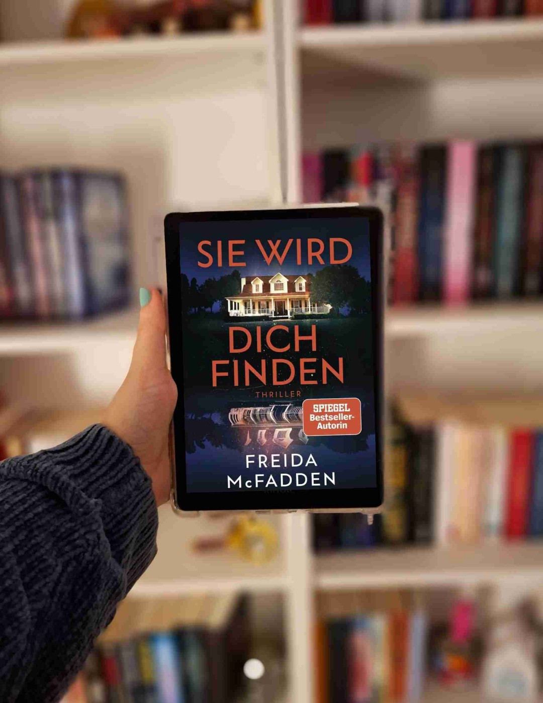 🌟Rezension🌟
Ich habe das Ebook "Sie wiNachdem ich die anderen zwei Bände total geliebt habe, musste ich natürlich auch Band 3 lesen 🥰 Anfangs fand ich es aber tatsächlich etwas langweilig. Millie verheiratet und Mutter von zwei Kindern, war etwas ganz neues. Die Nachbarn sind alle wirklich merkwürdig und waren mir unglaublich unsympathisch. Aber die Story hat dann nach der Hälfte richtig Fahrt aufgenommen und ich konnte dann doch nicht mehr aufhören zu lesen 😍 Die Details zu dem Mord und weshalb es soweit kam, haben mich wirklich schockiert und sind wirklich heftig. Ich wurde teilweise richtig sauer auf den Nachbarn. Ich will gar nicht so viel verraten. Aber es sollte definitiv gelesen werden. Erst dachte ich, es wäre der schwächste von allen 3. Aber das Ende war dann richtig gut 👍🏻 Definitiv 4,5 Sterne ⭐️⭐️⭐️⭐️rd dich finden" von Freida McFadden beendet 🥰 Vielen lieben Dank liebes @team.bloggerportal dass ich es zur Verfügung gestellt bekommen habe 🫶🏻