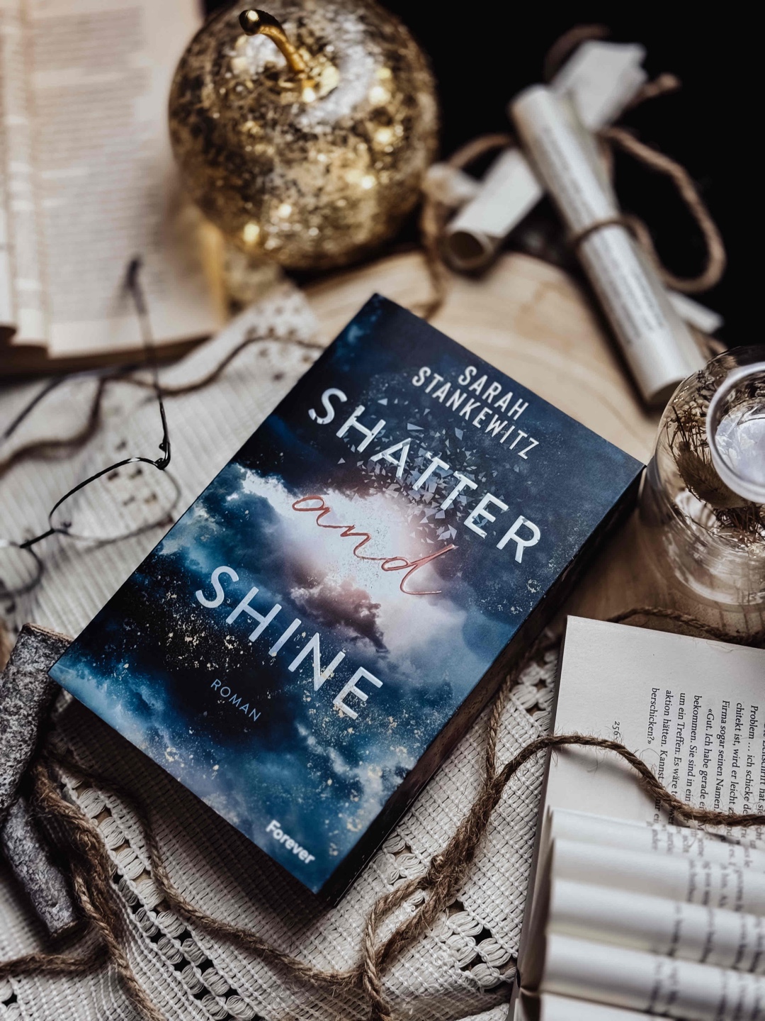 𝑅𝑒𝑧𝑒𝑛𝑠𝑖𝑜𝑛:  Shatter and Shine 4,5/𝟓 ⭐️