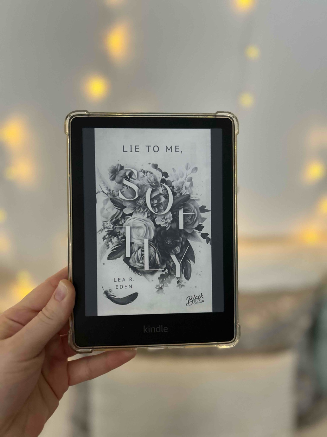 Gute Mischung aus dunkler Story, blutigen Szenen, aber irgendwie auch ganz süßer Romance-Geschichte ❤️🔥 Auf jeden Fall nichts für zart beseitete Seelen 😅 🩸 🪓
Ist eine abgeschlossene Story, im Januar kommt wohl noch Band 2 (werde ich nicht weiter verfolgen, das es leider nach Haunting Adeline Abklatsch klingt)
Finde die Cover-Aufmachung auch einfach hübsch 😍