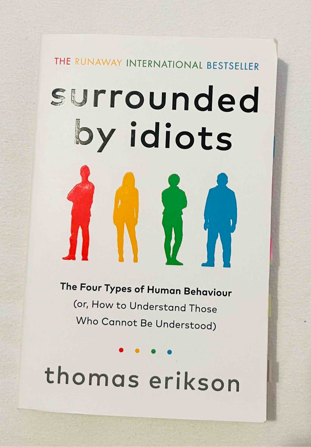 Kommunikationsexperte Thomas Erikson erklärt wie Menschen funktionieren und welche Unterschiede es gibt. Dazu unterteilt er die Persönlichkeiten nach den 4 Farben Rot, Gelb, Grün und Blau. Er erklärt, was diese ausmacht und warum sich manche Menschen besser verstehen als andere.