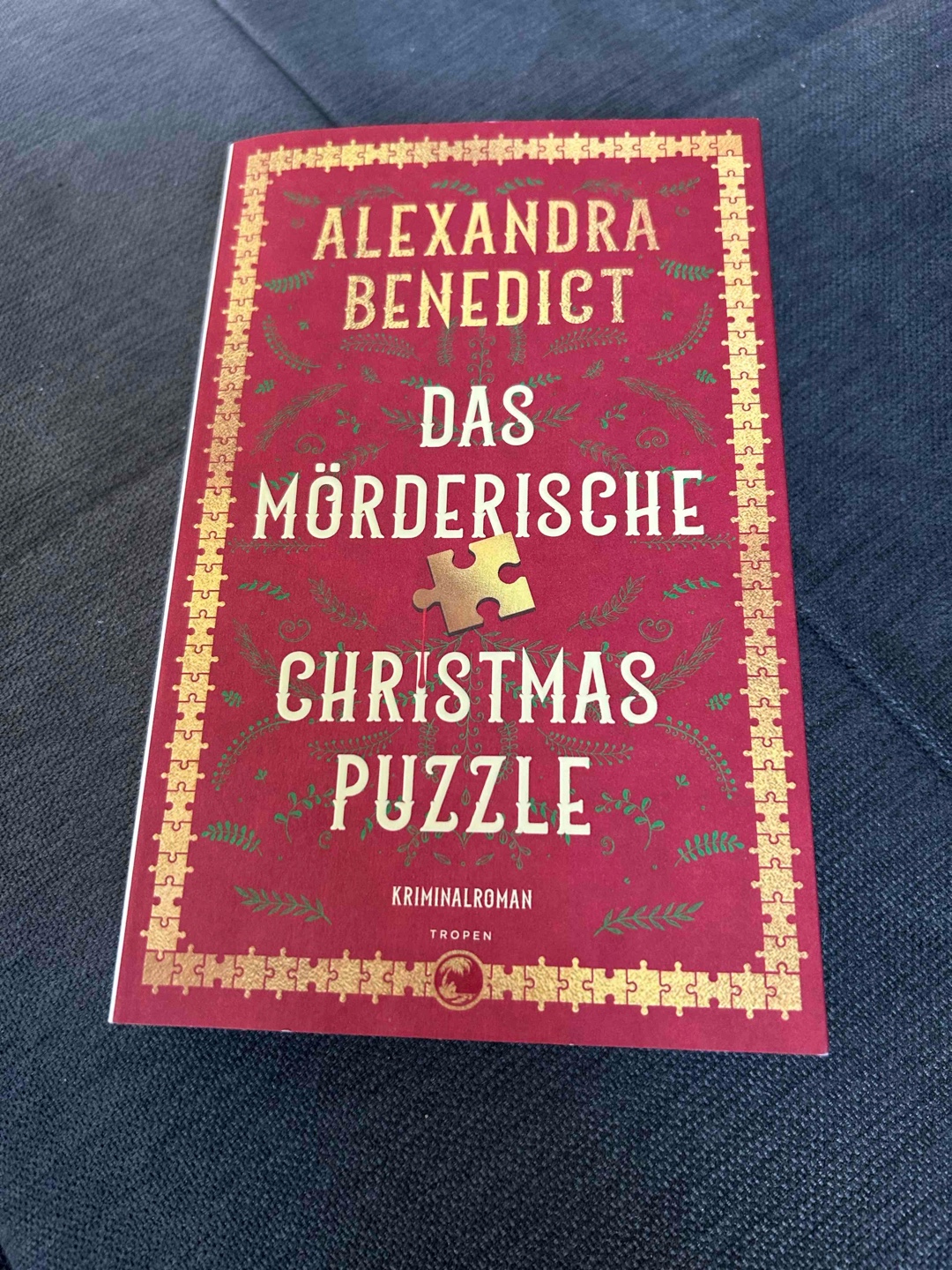 Rätselhafter Weihnachtskrimi… spannend mit so tollen rätselhaften Details . Das mochte ich sehr