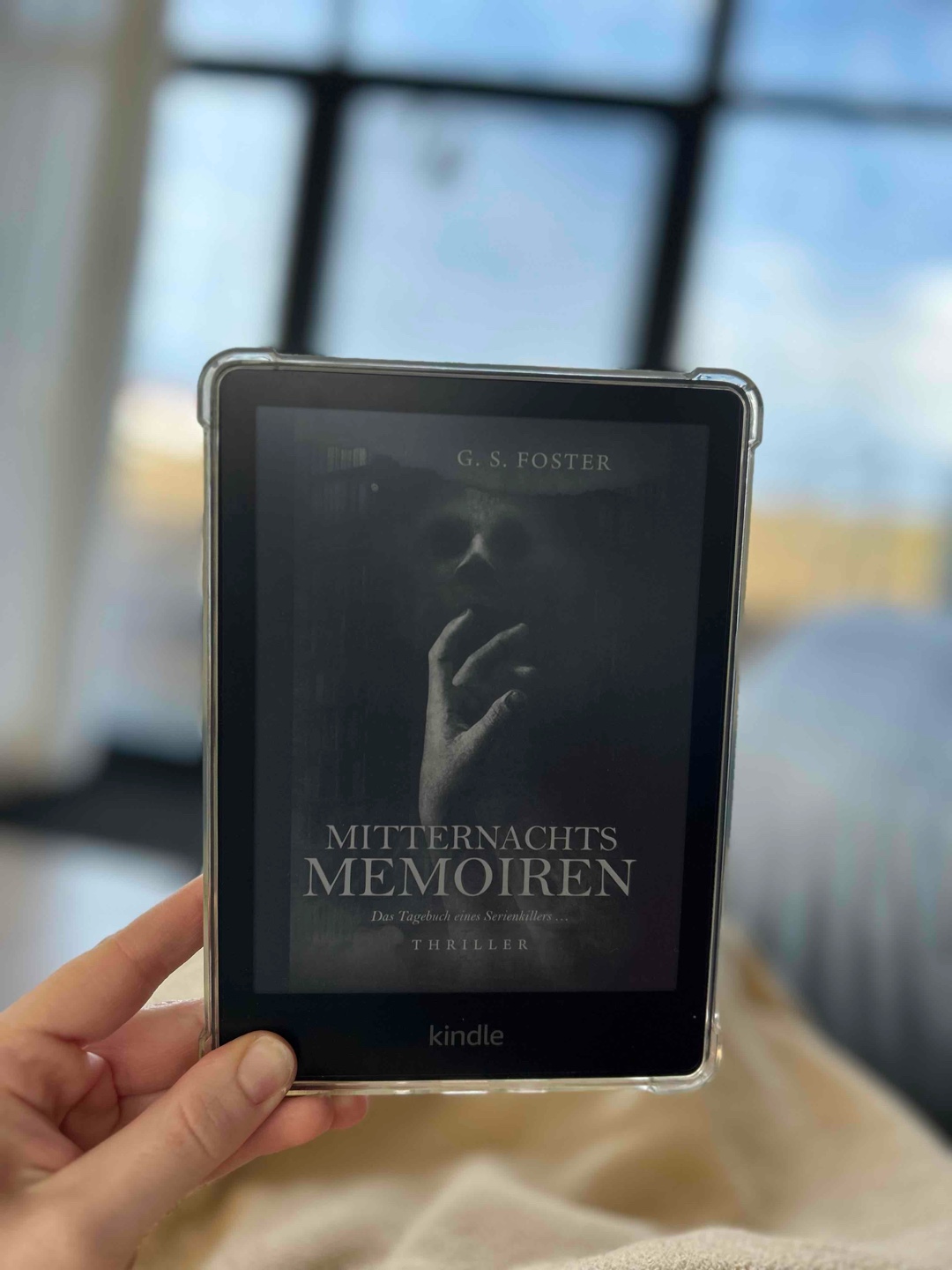 Fand es an sich ein gutes Buch! Die ersten Kapitel waren wirklich sehr düster und spooky, die Geister-Story war mir bisschen to much, kann mit sowas aber auch eher nichts anfangen 🤓 so richtig ganz doll gefesselt hat es mich aber nicht 🙈 aber fand die Szene dafür sehr cool ausgewählt!