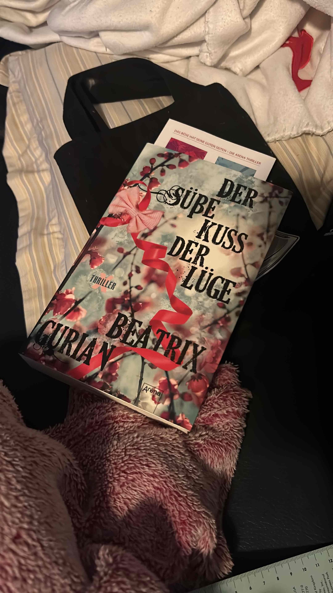 Spannender Thriller voller Wendungen und Verstrickungen. Ein Geschichte zum Mitfiebern und Mitbangen….schockierend wie Menschen handeln können und wie man sich täuschen kann.