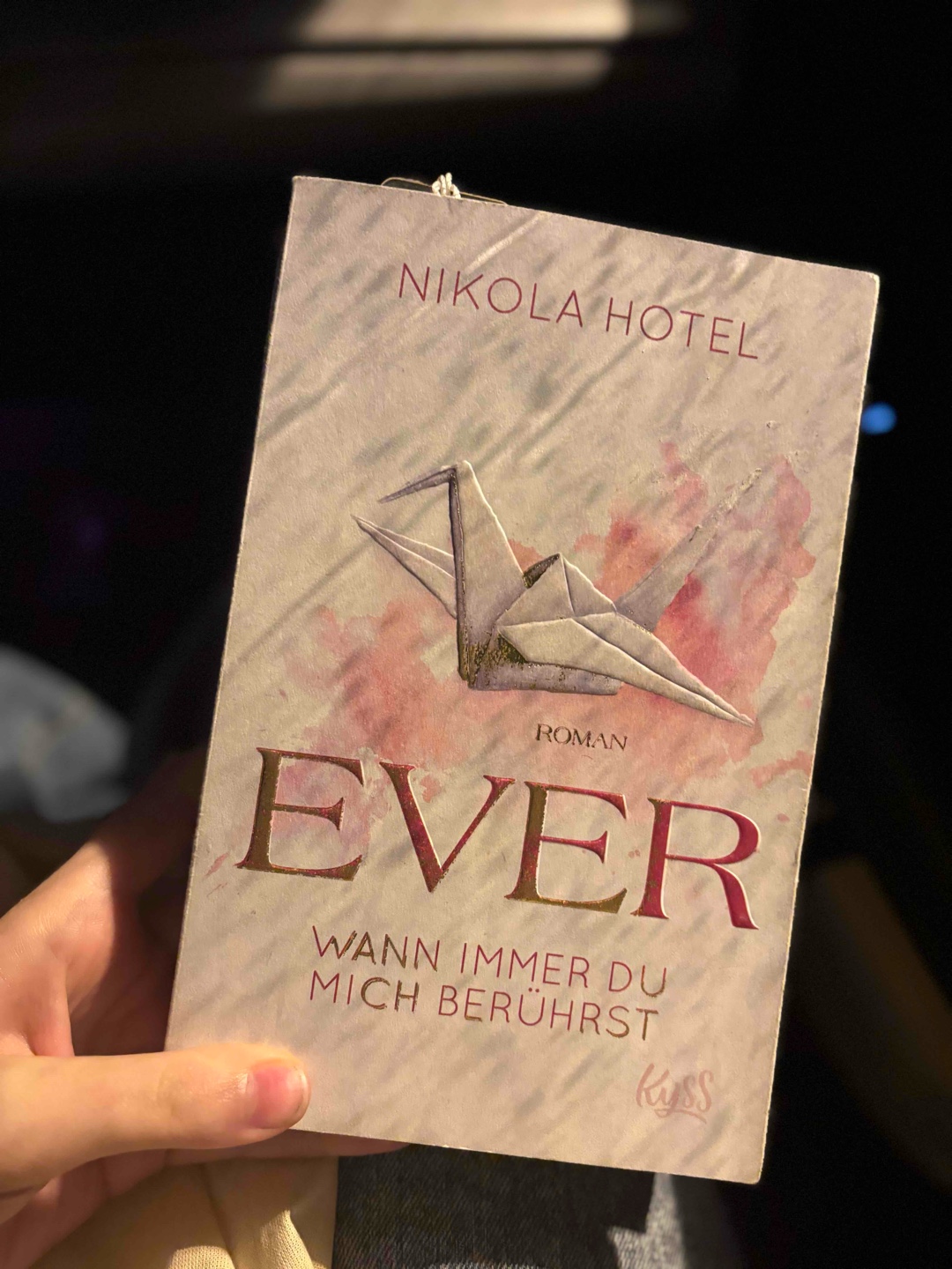 Wenn man Papier faltet, dann brechen die trockenen Papierfasern
✨
