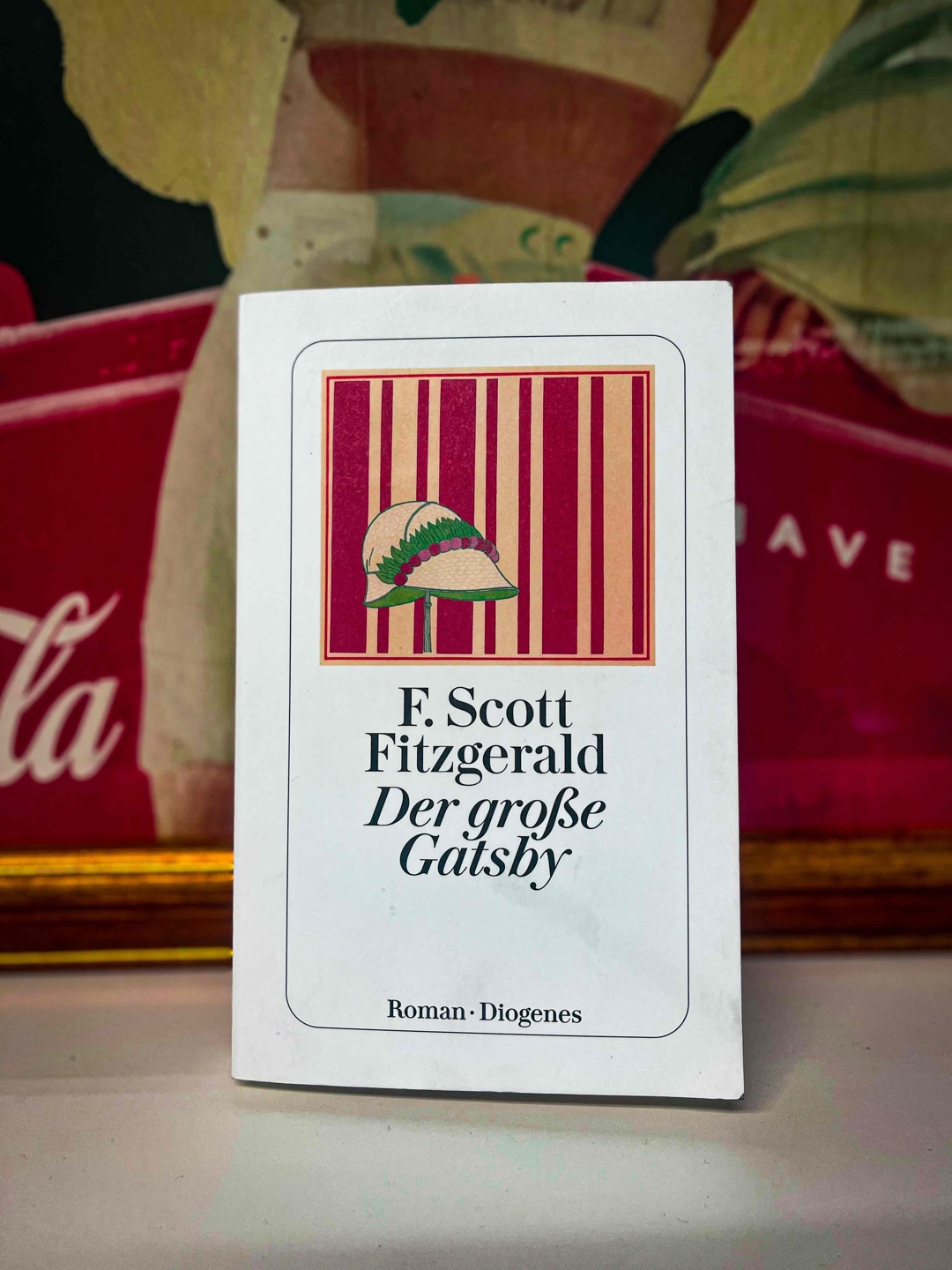 Die Geschichte hat mir richtig gut gefallen. Tiefgründig, tragisch und leicht zu lesen – definitiv empfehlenswert.
Den Film habe vor einigen Jahren mal geschaut und irgendwie anders in Erinnerung. 
Das Buch werde ich sicher noch ein zweites Mal lesen. 🍸✨