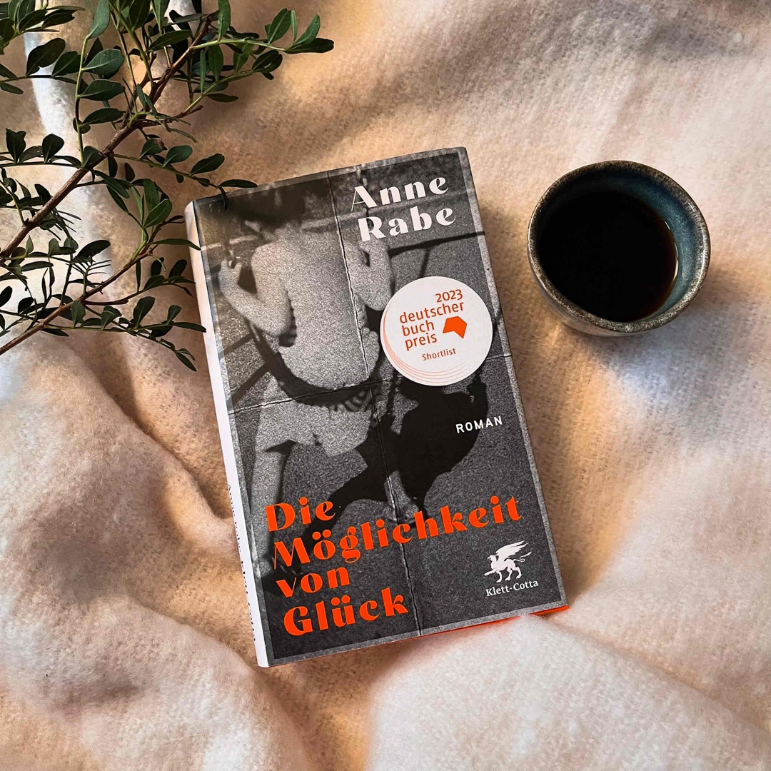 „Wie sollte man überhaupt jemandem vom Krieg erzählen, der nur den Frieden kannte? Und wann? Wann ist der Moment? Wann setzt man sich zusammen? Ruft man die Kinder zum Kaffee und sagt: Der Vati möchte euch jetzt mal was erzählen. Von Menschen, die in hundert Stücke gerissen wurden.“