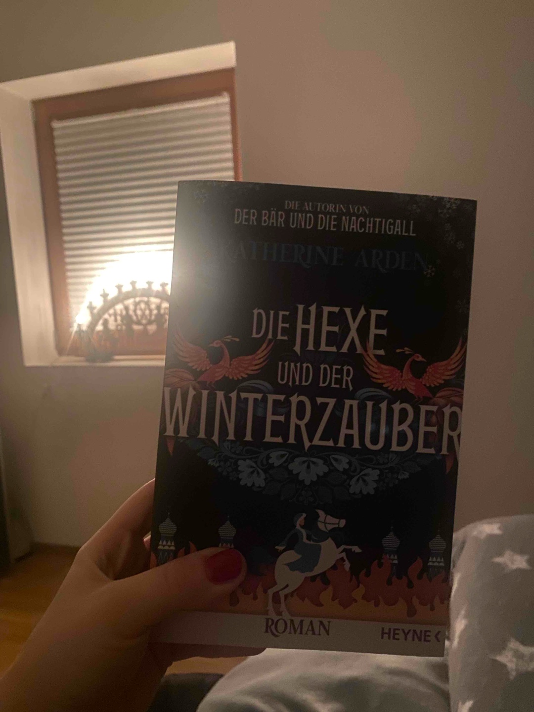 Das war so ein tolles Finale 🥰😭 emotional, berührend, spannend , fantastisch. Wasja und Morosko, Solowej und Sascha haben einen Platz in meinem Herzen! Ganz tolle Trilogie mit großartigen Charakteren (Medwed war genial), tolle Geschichte um die russischen Sagen. Der Name „Winternacht- Trilogie“ passt perfekt und ich bin froh, diese Geschichte im Winter gelesen zu haben! 🥰 ich vermisse den Schnee jetzt noch mehr…
Ein episches 5⭐️ Finale!