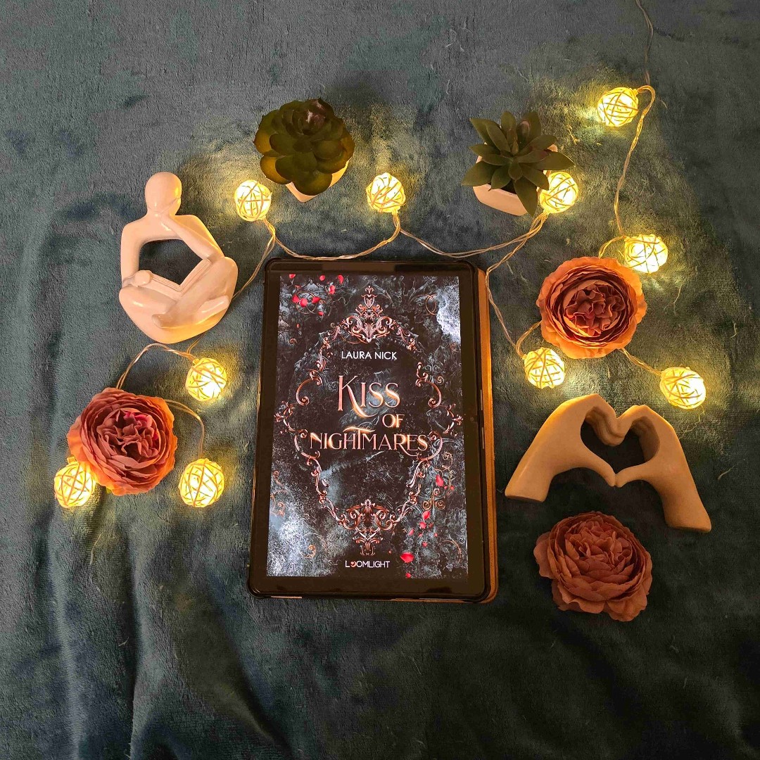 Ein absolut gelungener Einzelband, bei dem man nur so durch die Seiten geflogen ist. Enemies to Lovers und reichlich Knistern vom Feinsten. 🌶️ Wer Vampire liebt, wird dieses Buch verschlingen. 🥰🫶🏻