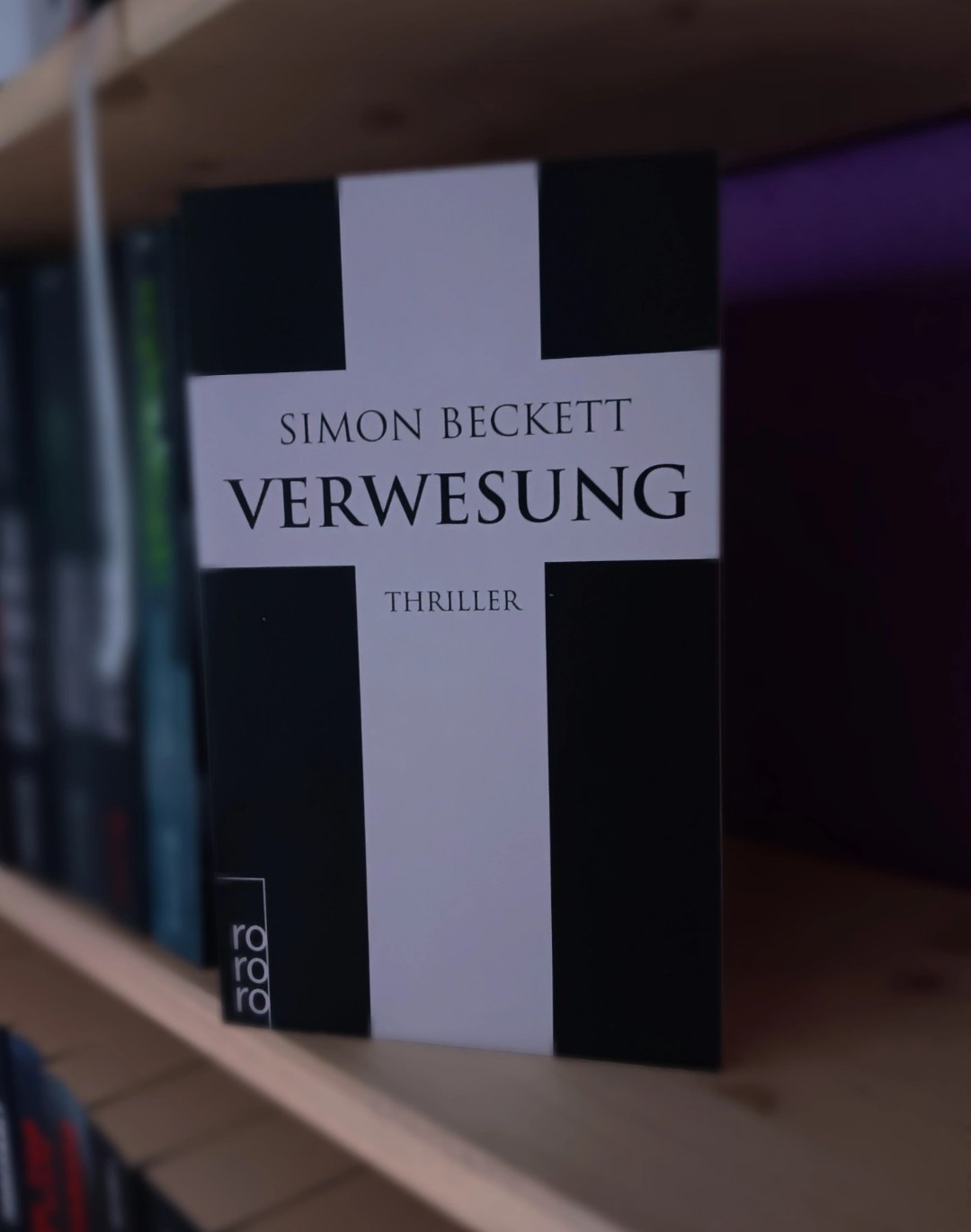 Von Simon Beckett brauch ich nicht mehr viel zu sagen weil seine Bücher sind einfach immer super spannend und interessant, es gefällt mir einfach richtig gut