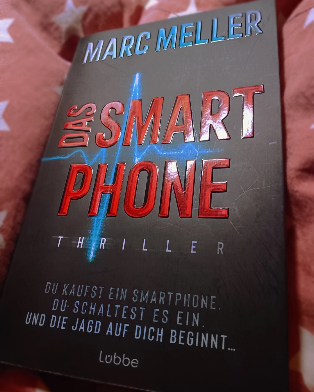 War irgendwie ganz interessant und spannend, ich war am Anfang skeptisch aber dann konnte mich das Buch doch überzeugen 😀