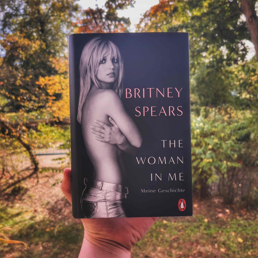 Rezension zu „The Woman in Me – Meine Geschichte“ von Britney Spears

(Ich tue mich schwer, mit der Bewertung des Lebens einer anderen Person. Egal, wie schlecht die Übersetzung ist, das Buch bekommt von mir fünf Sterne - für den Mut, sich der ganzen Welt zu öffnen)