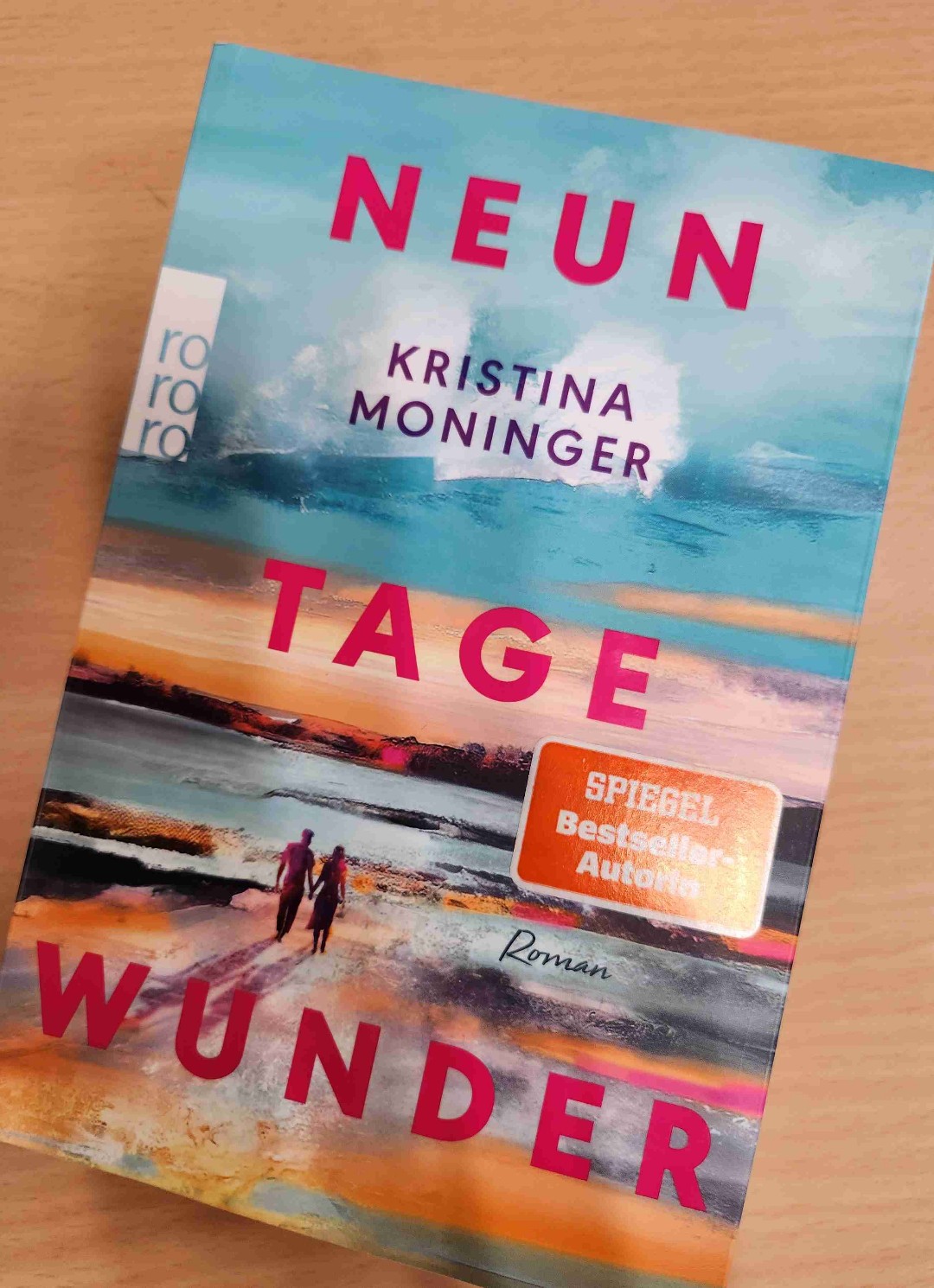 Es ist genau die Geschichte, die ich auch gerne geschrieben hätte! Eine wunderbare Idee und genau das Ende, das ich mir gewünscht habe. Die kunstvollen Ausführungen waren mir manchmal zu langatmig, ist aber Geschmackssache. Wirklich spannend aufgebaute Geschichte, die nicht die Liebesgeschichte war, die ich erwartet hatte, mir wirklich gut gefallen hat.
